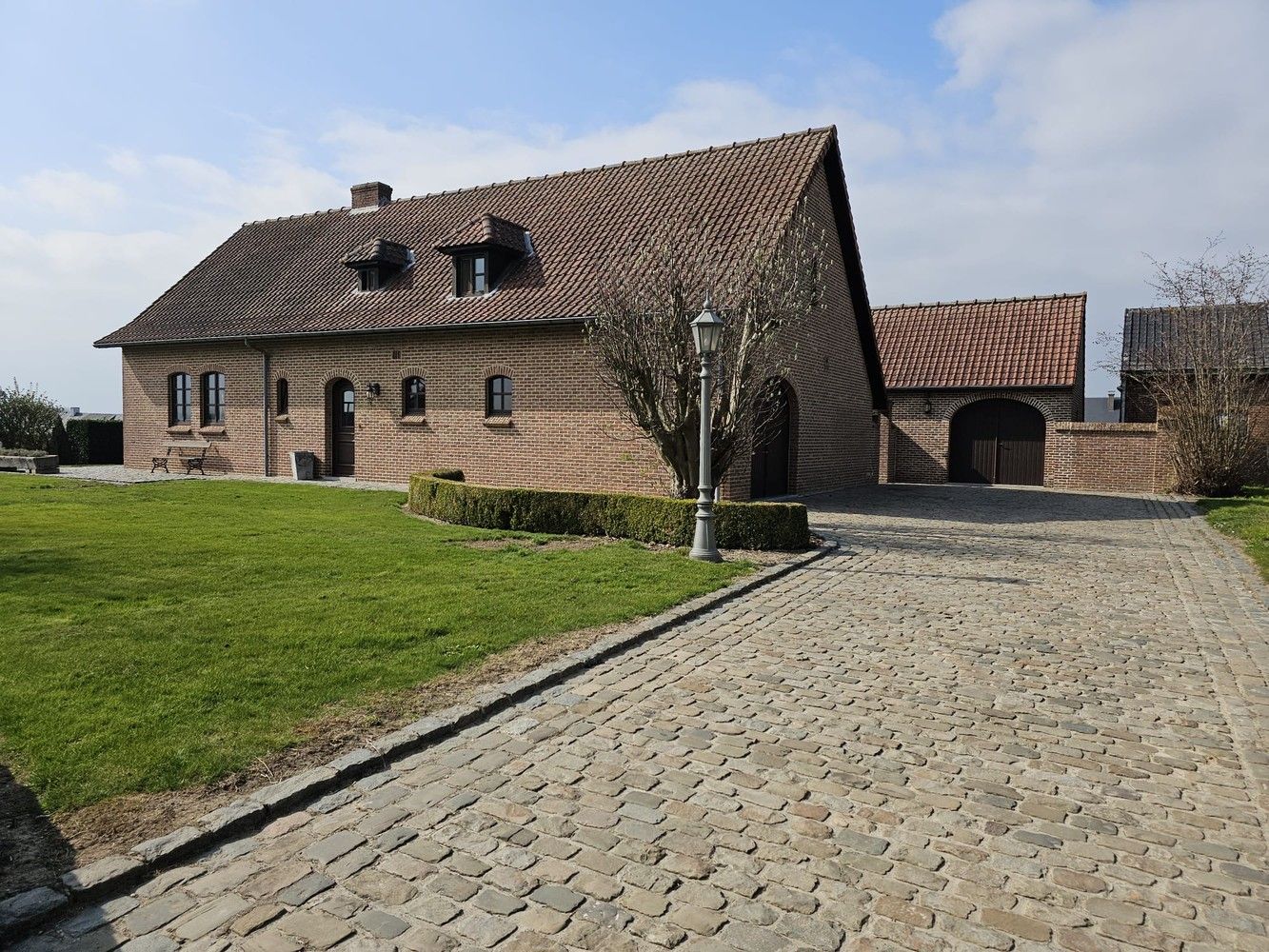 Karaktervol landhuis met bijgebouw op mooi, breed perceel met een opp. van 30a32ca foto 2