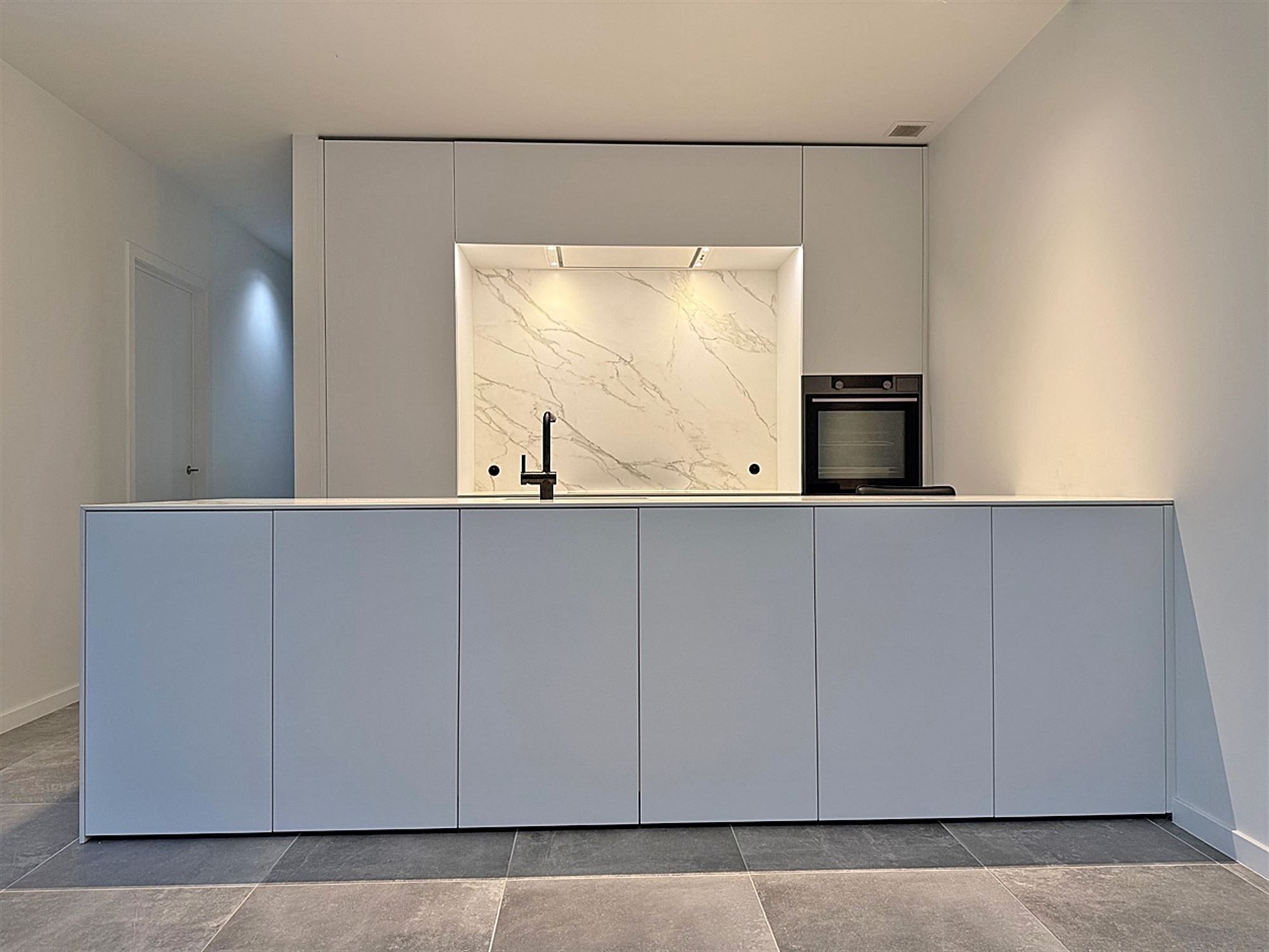 APPARTEMENT (gelijkvloers) met terras / tuin, 1 slaapkamer, ruime bergingen & autostaanplaats foto 6