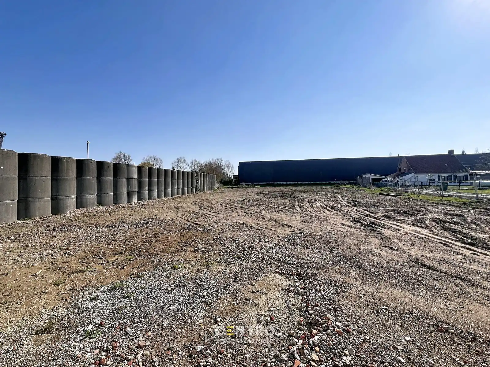 Braakliggende grond voor de bouw van MAGAZIJN(EN) mét of zonder woning. Géén bouwverplichting! foto 3