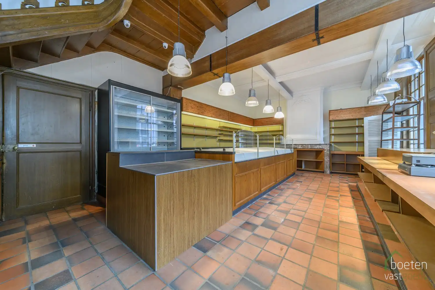 VEURNE: Karaktervol eigendom, type herenwoning, in het bruisende hart van Veurne-centrum, met een waaier van mogelijkheden! foto 2