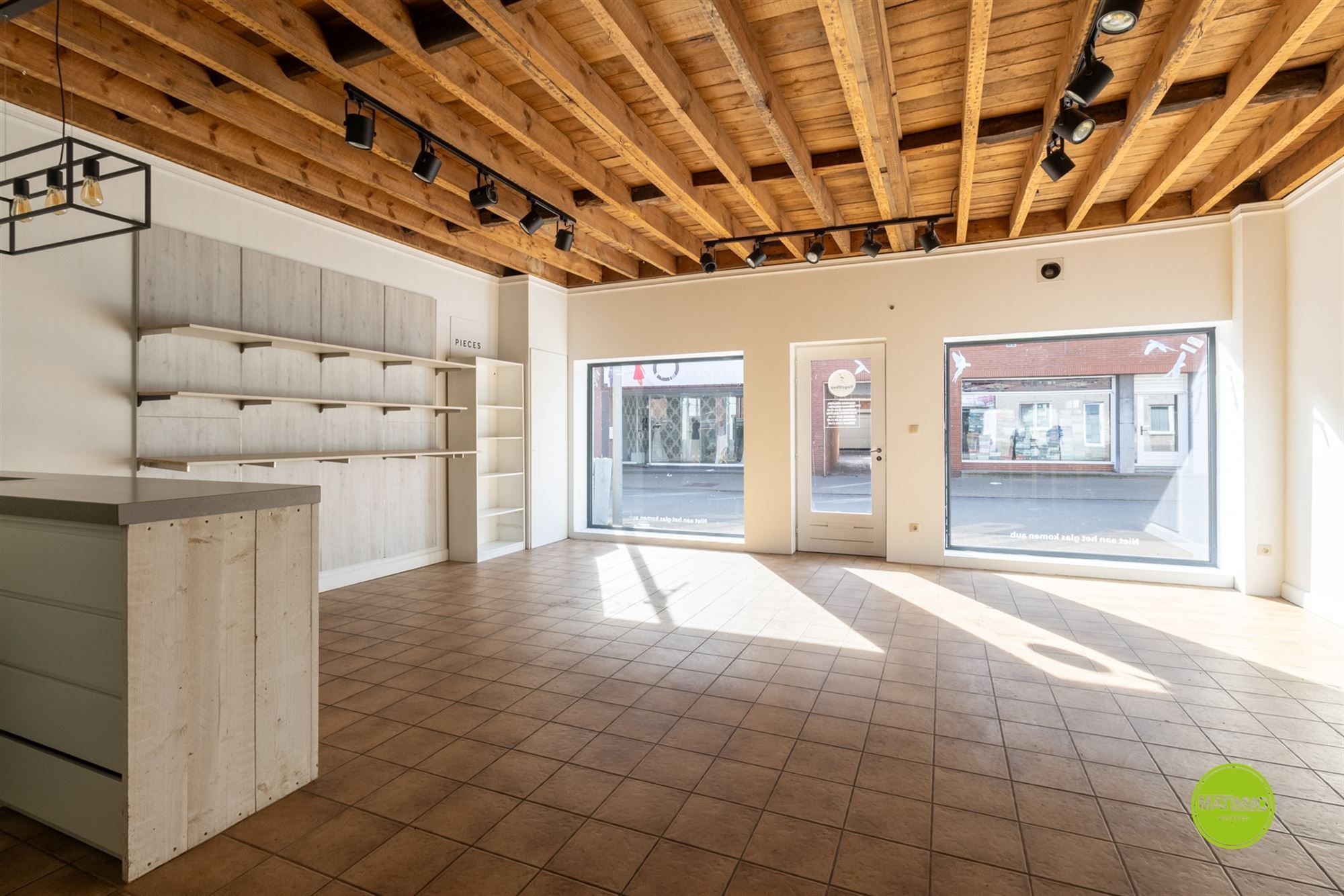 Handelshuis met woonruimte in hartje Beverlo foto {{pictureIndex}}