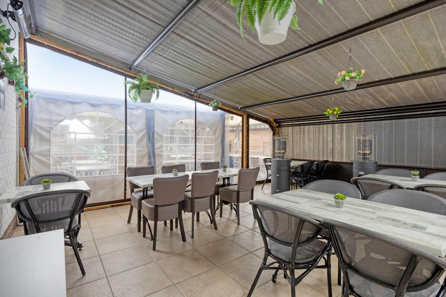 veelzijdig handelshuis met woonst en appartement foto 6