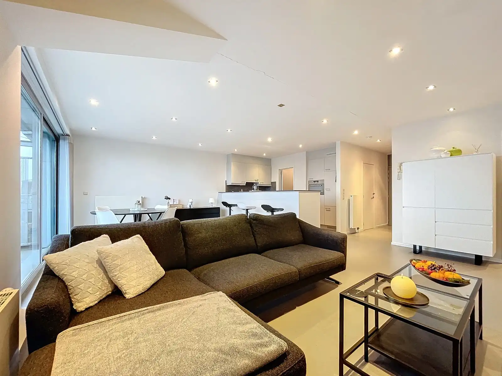 Appartement met 2 slpks, terras en berging. foto {{pictureIndex}}