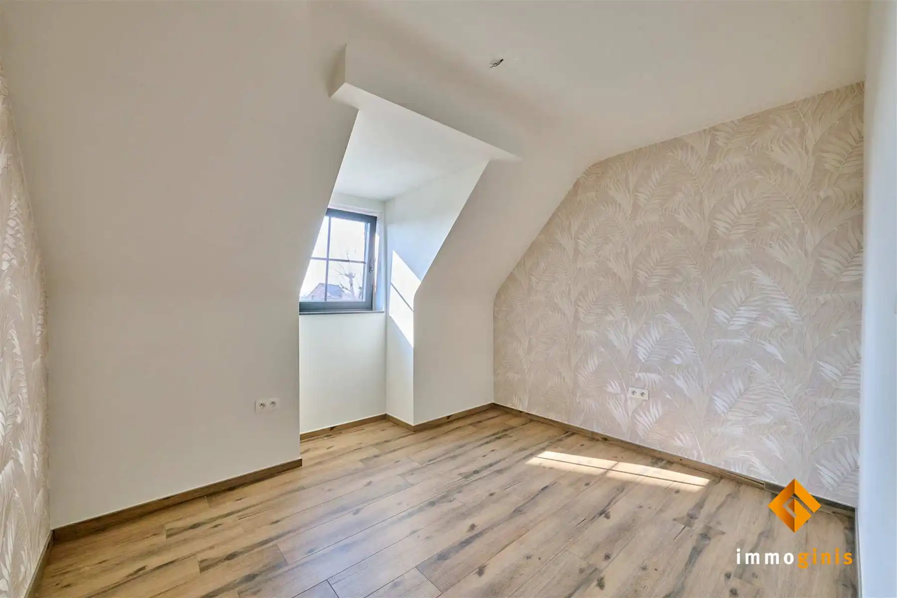 Ruim duplexappartement met 2 slaapkamers, groot terras, kelderberging en carport. foto 6