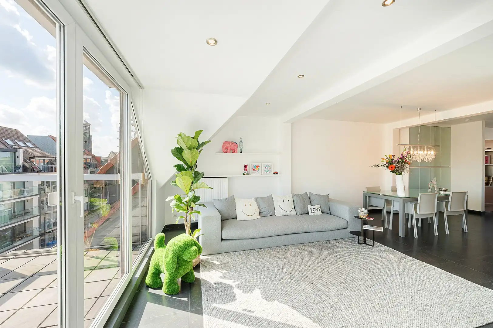 Appartement met unieke terrassen gelegen op wandelafstand van de zee en de winkels. foto 2