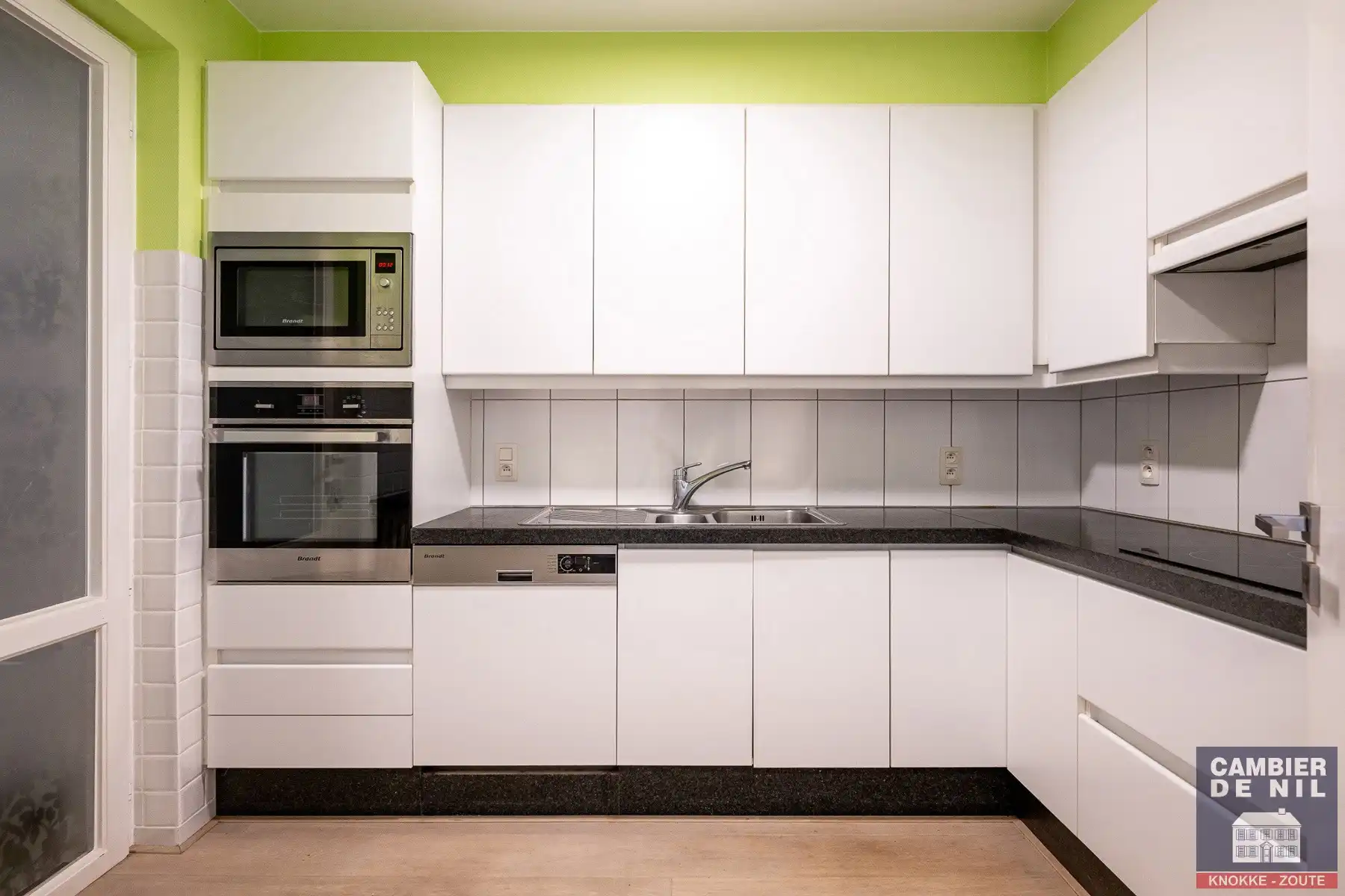 Lichtrijk, ongemeubeld, 3-slaapkamerappartement met frontaal zeezicht aan Albertplein – Hartje Zoute foto 3