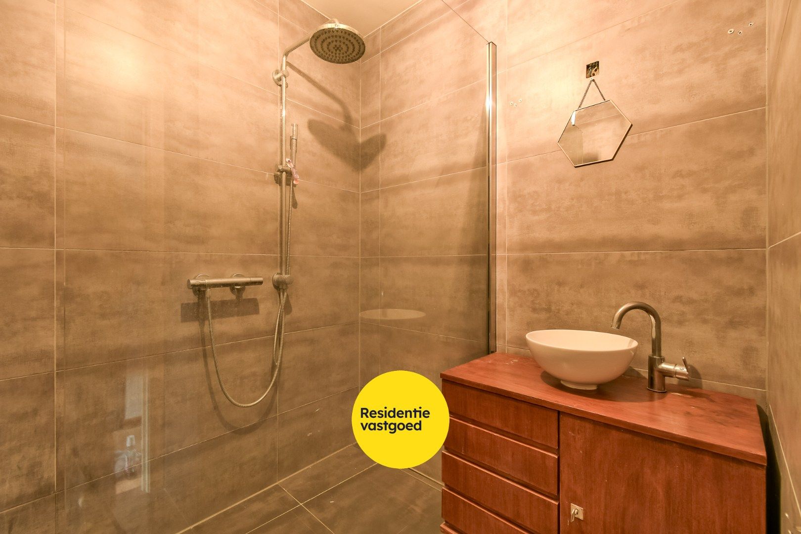 Ruime, centraal gelegen gezinswoning met dakterras en 5 slaapkamers!  foto 11