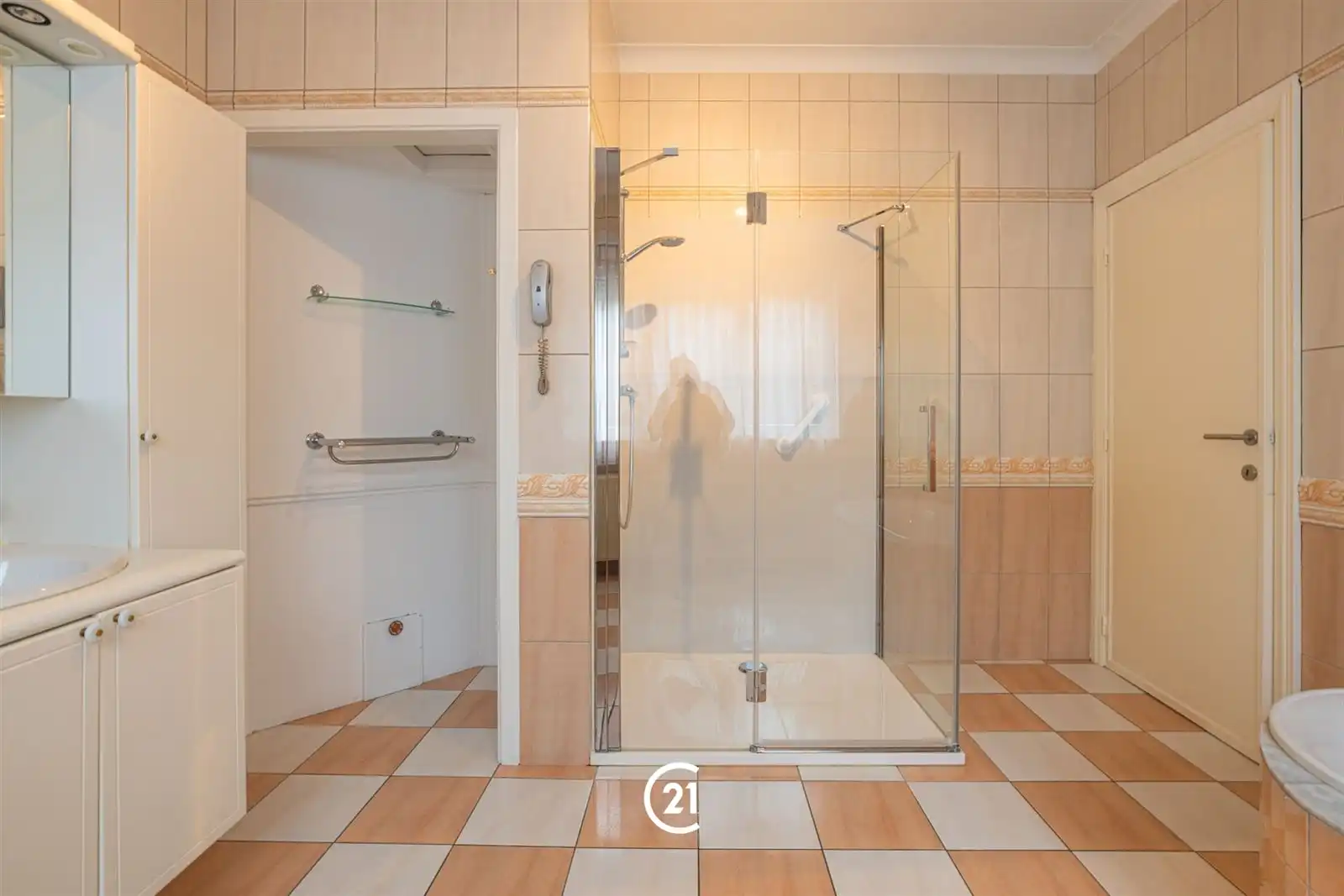 Een ruime woning met karakter, tuin, garage op een interessante locatie.  foto 13