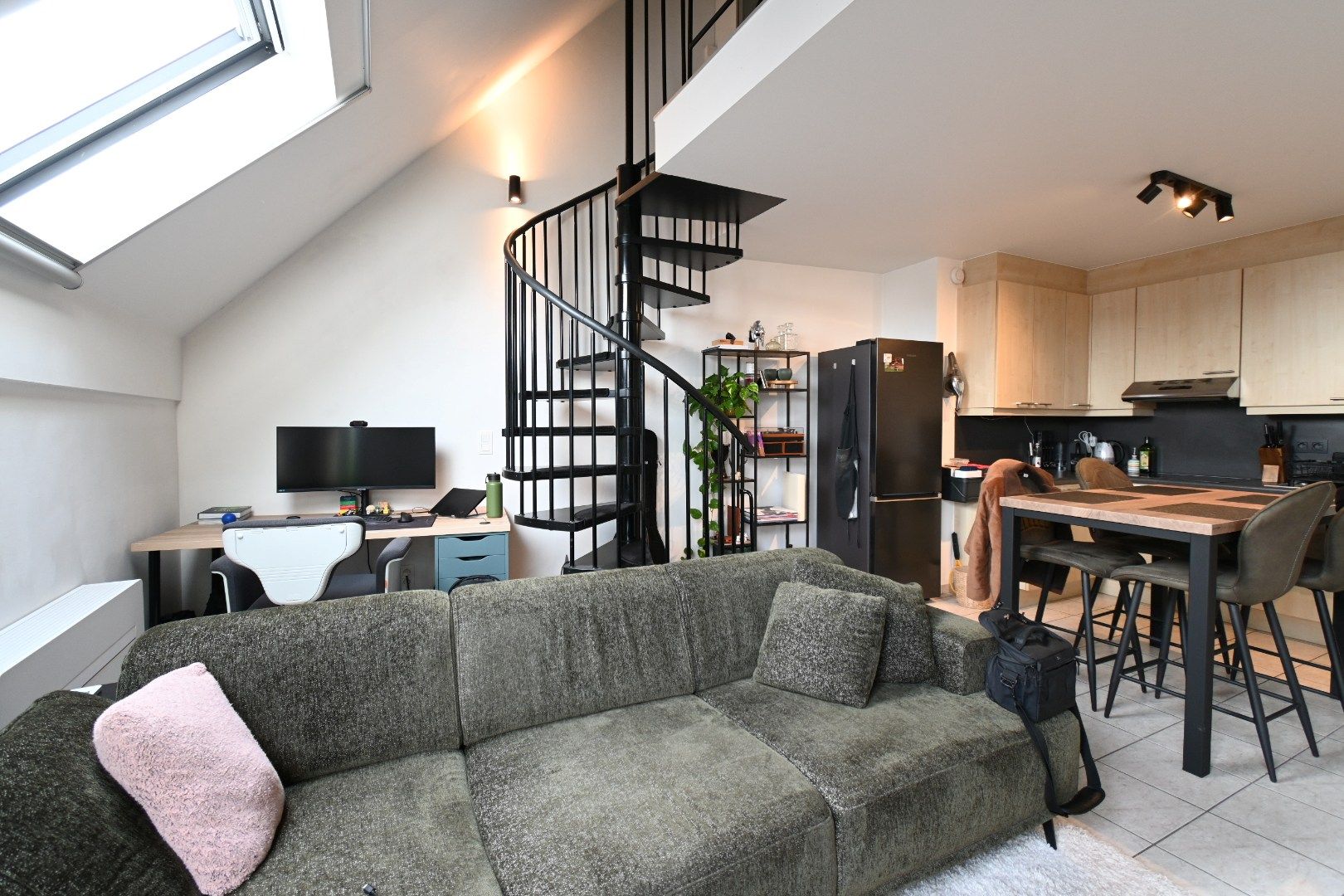 Knappe studio met mezzanine in Tongeren-centrum vlakbij park "De Motten" foto 2