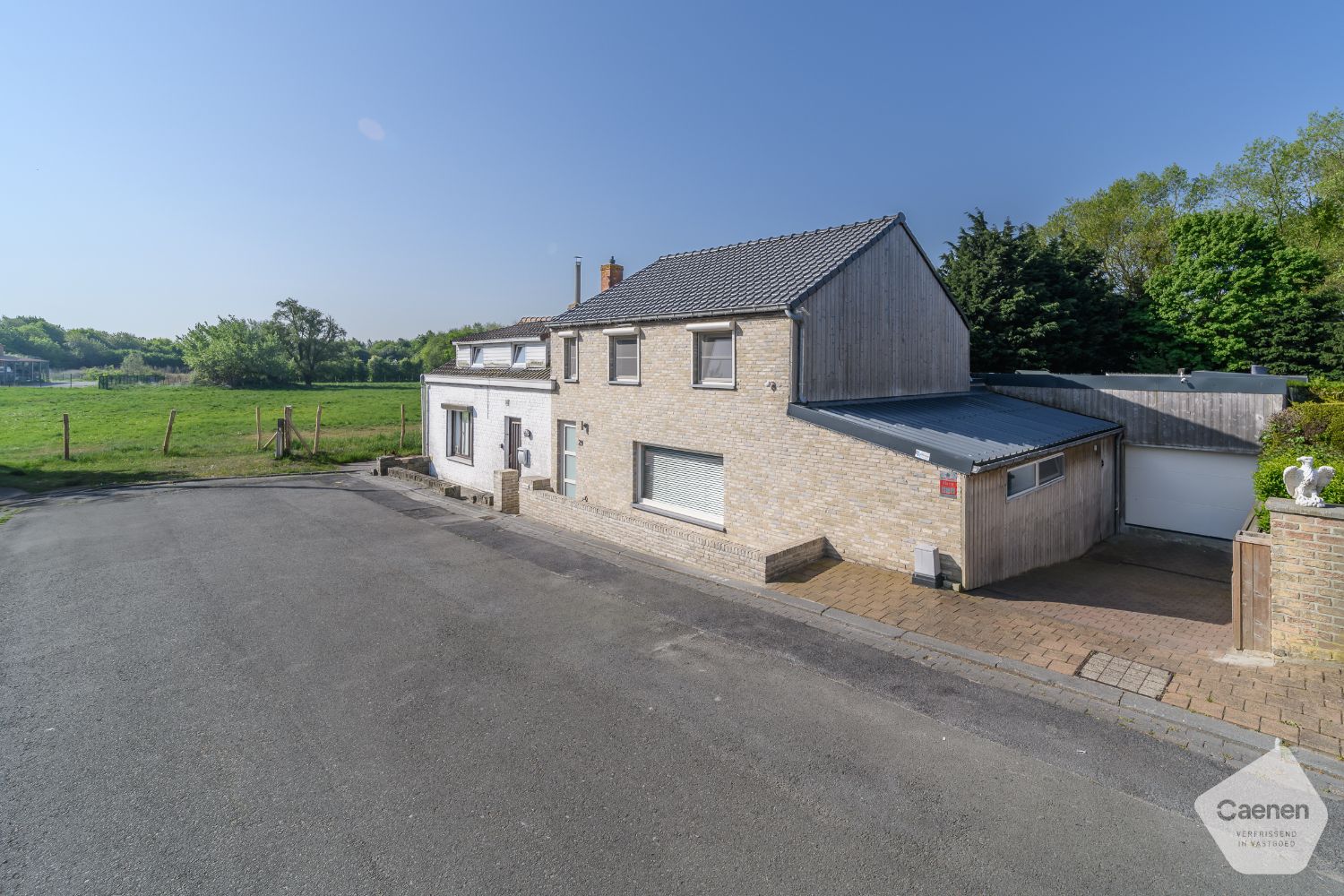 Te koop – Prachtige ruime gerenoveerde woning in Adinkerke foto {{pictureIndex}}