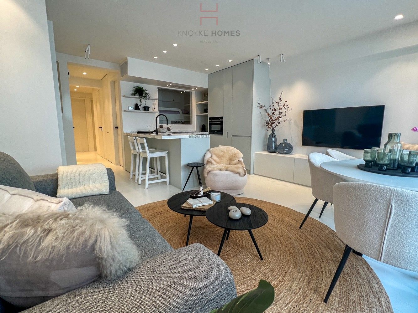 Subliem gerenoveerd 3-kamerappartement in een zijstraat van de Zeedijk-het-Zoute foto {{pictureIndex}}