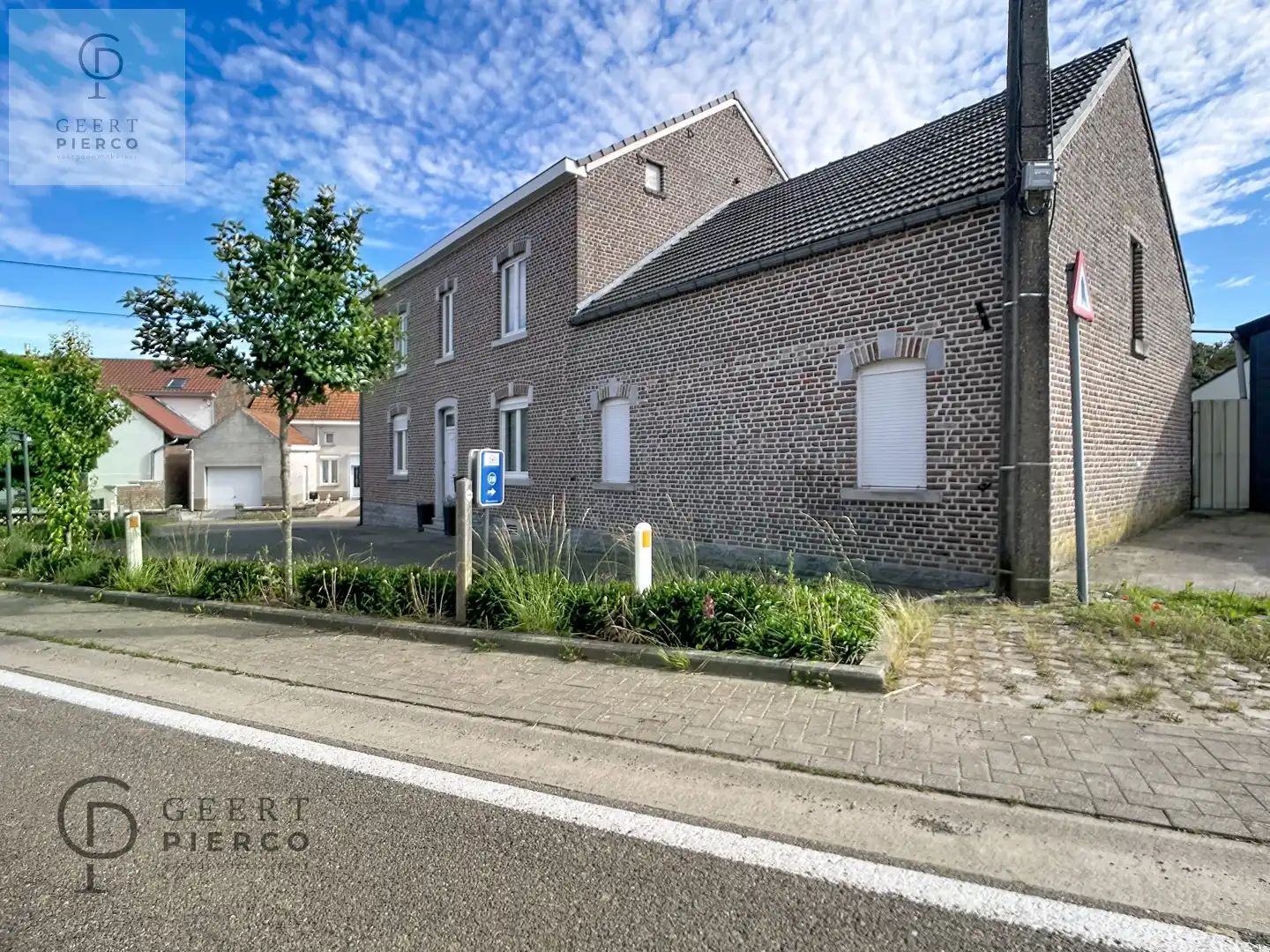 Ruime woning met binnenkoer, stallingen en tuin vlakbij oprit van E40. foto 24