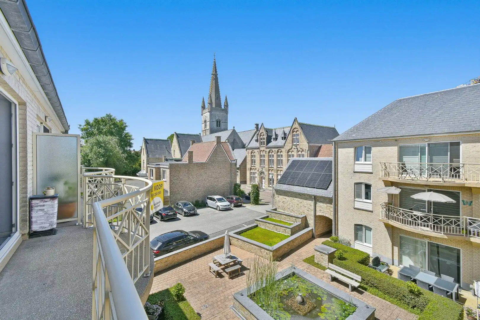 Duplex-appartement in rustige residentie met twee slaapkamers en terras foto {{pictureIndex}}