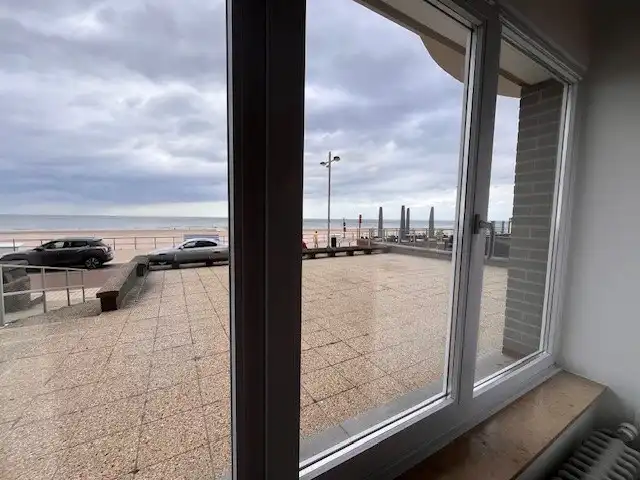 Topper! Drieslaapkamerappartement met ruim frontaal zeezicht gelegen op het rustige gedeelte van de zeedijk van Middelkerke foto 2