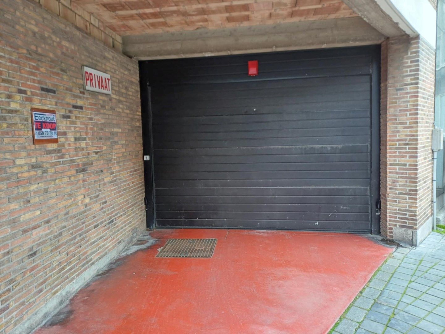 Goed gelegen garagebox in het centrum van Oostende! foto {{pictureIndex}}