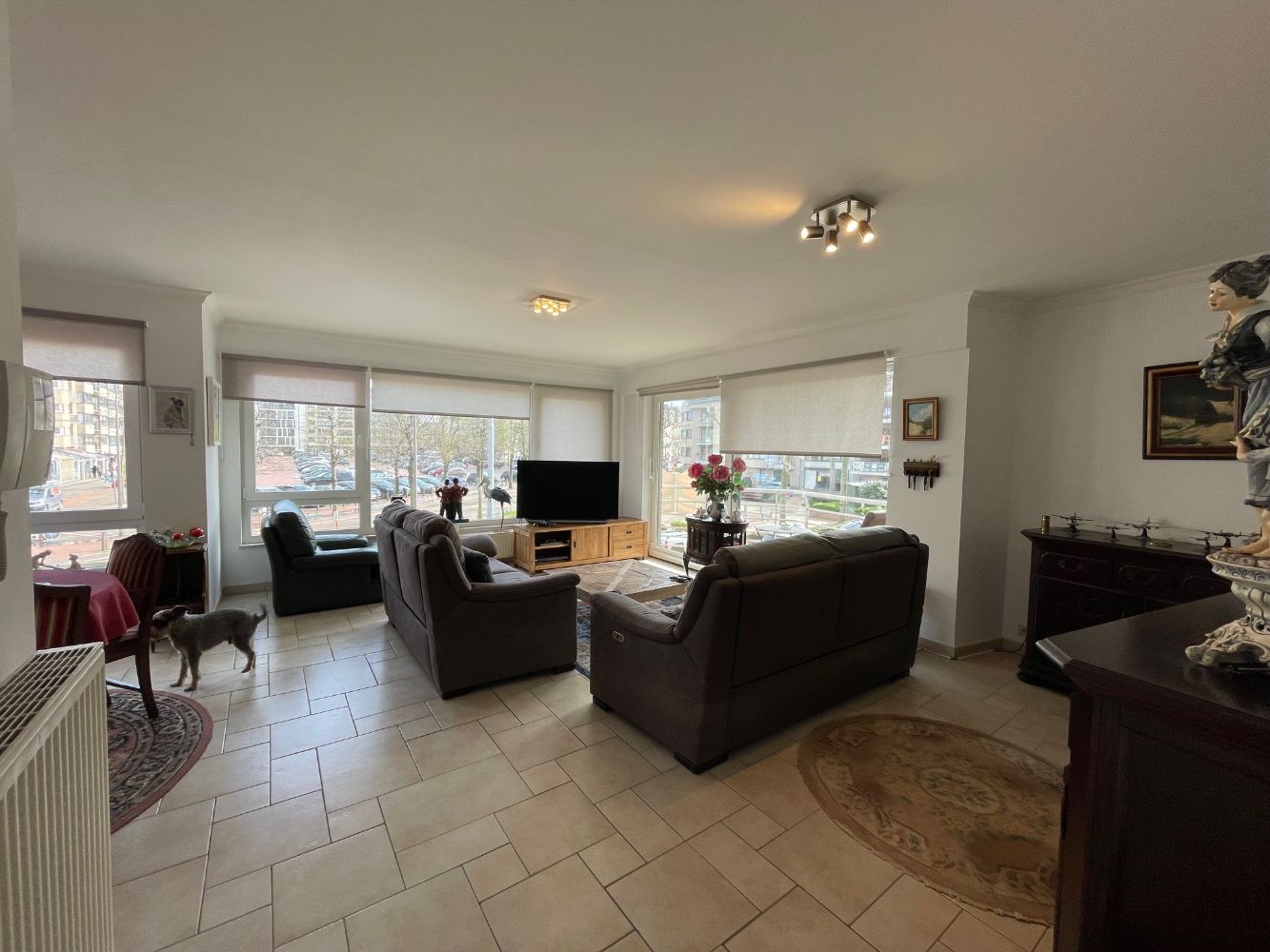 Ruim zonnig appartement met drie slaapkamers, twee badkamers en terras in een gebouw op de Markt. foto 5