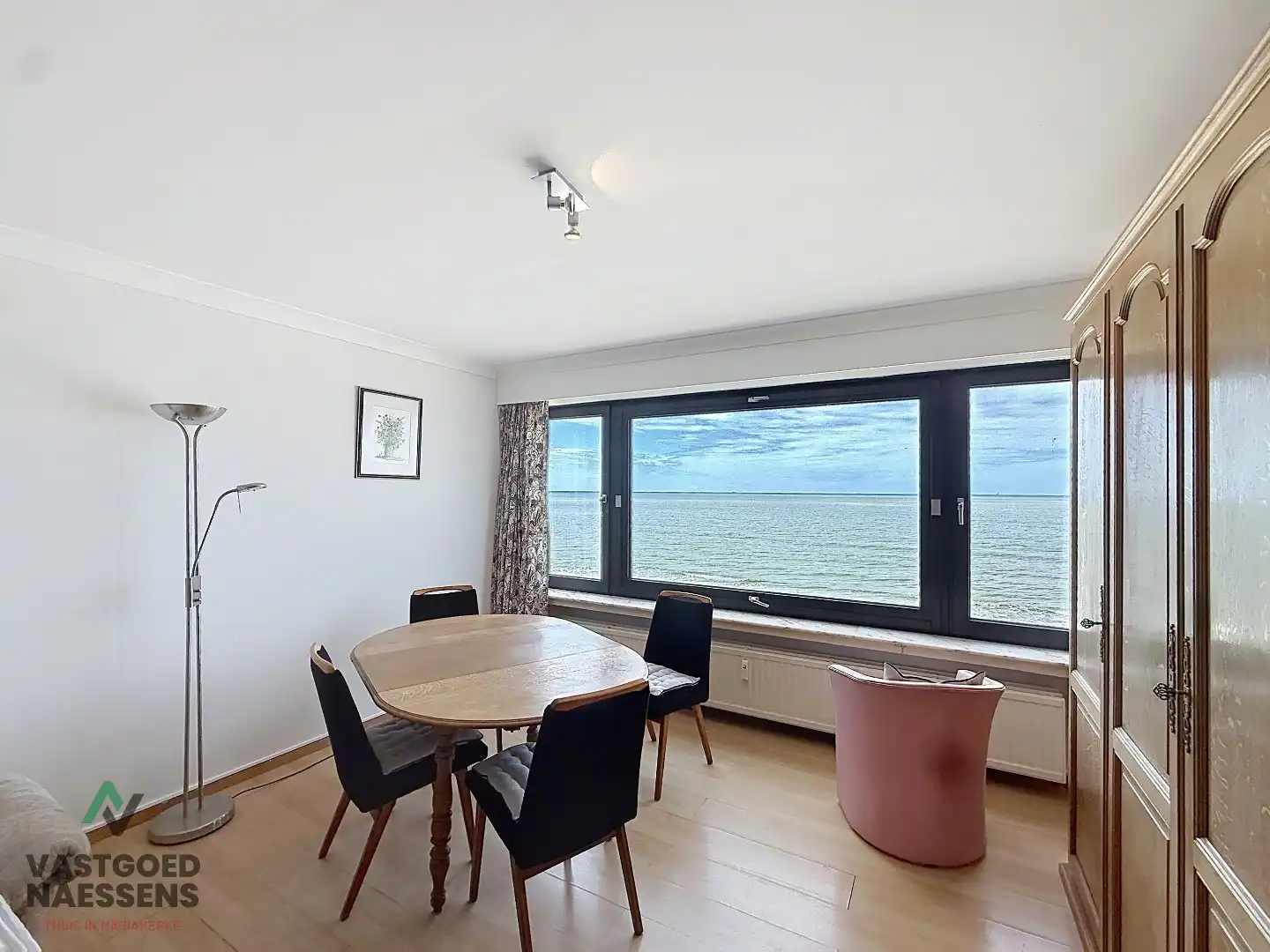 OP TE FRISSEN STUDIO MET ZICHT OP ZEE foto 8