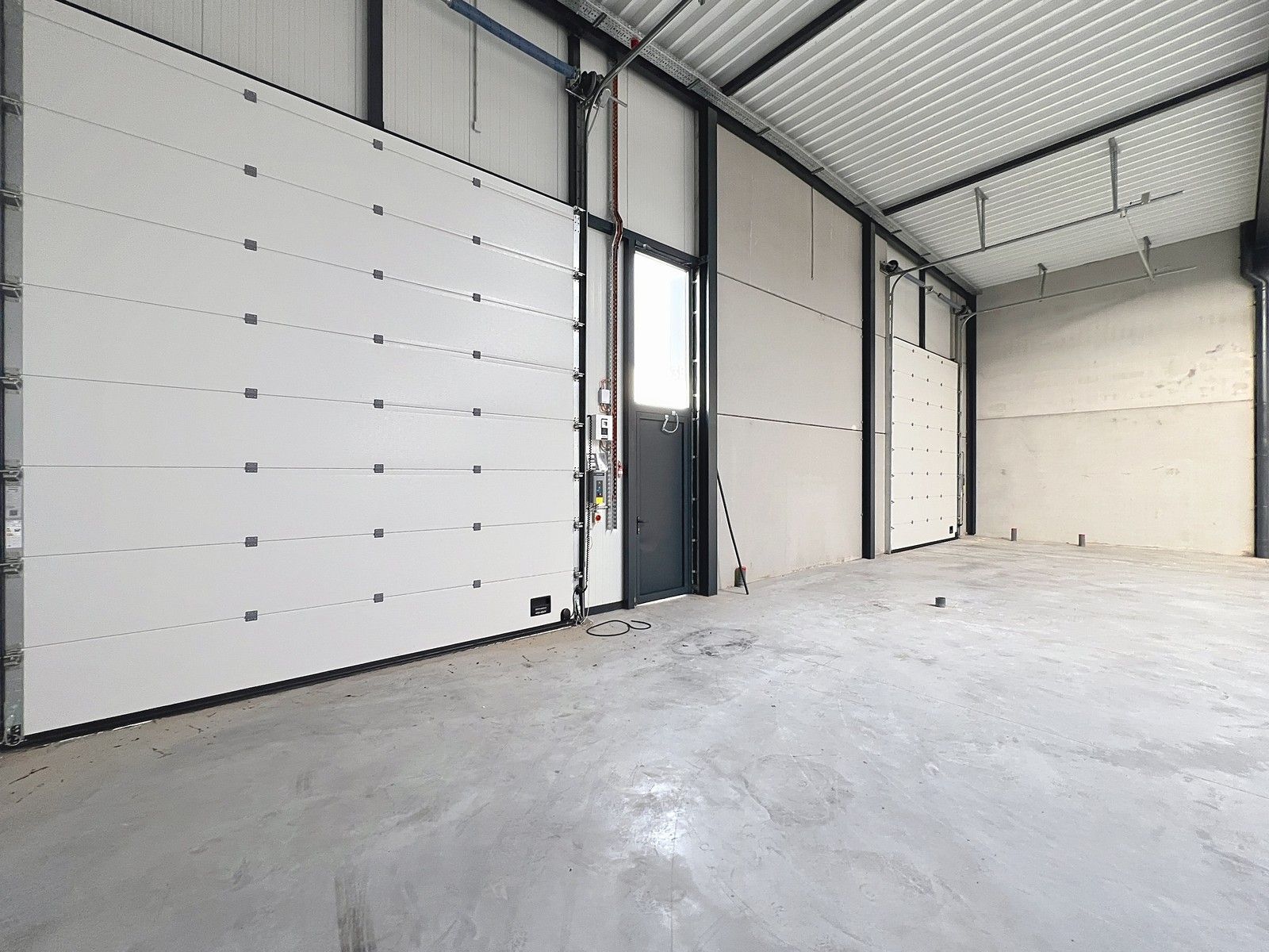 Nieuwbouw KMO-unit (457m²) met 2 hoge sectionaalpoorten en 3 private parkeerplaatsen op "Clarysse Business Park" te PITTEM! foto 4