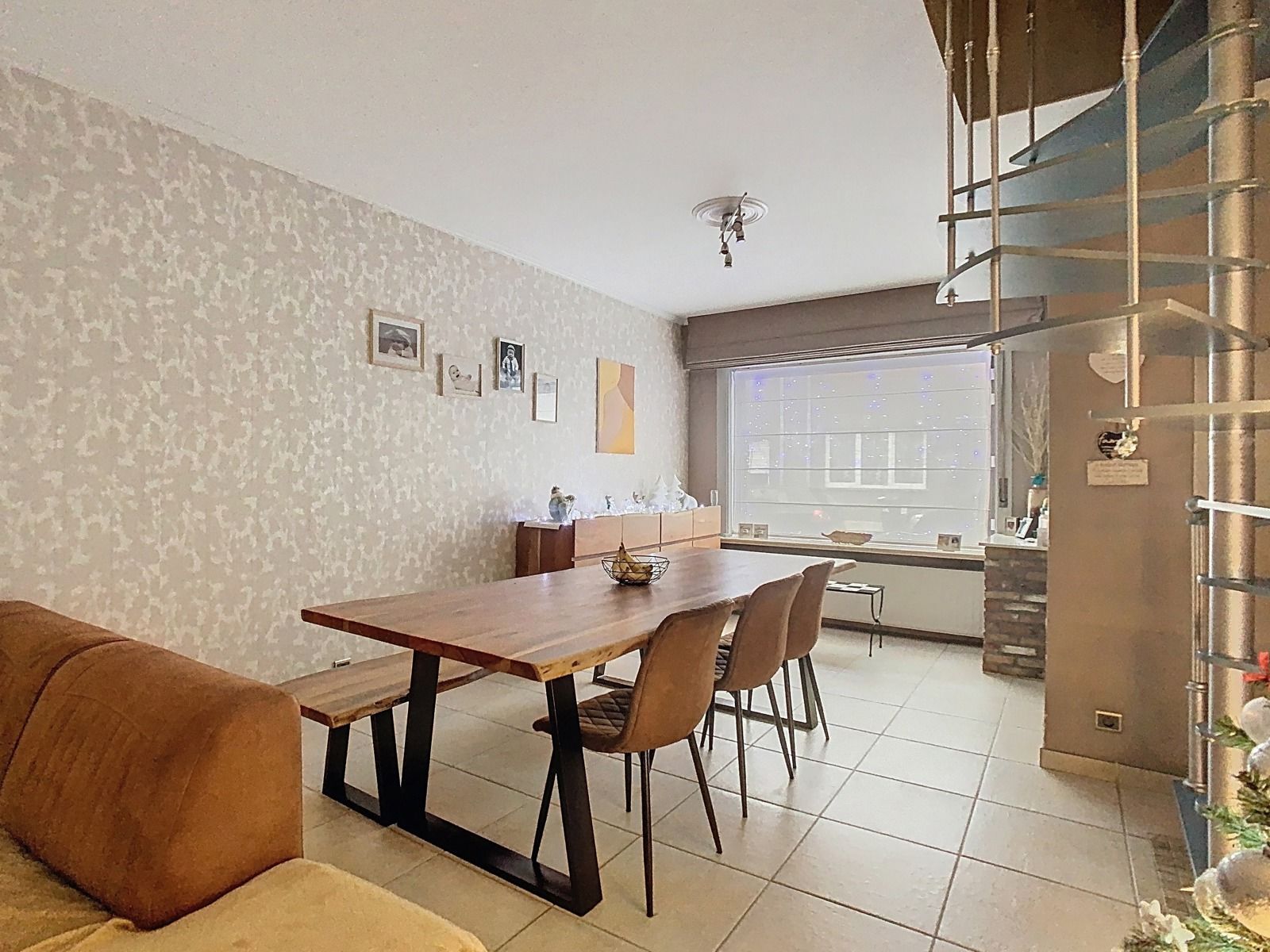 Zéér ruime gezinswoning met 6 SLPK én garage! foto 2