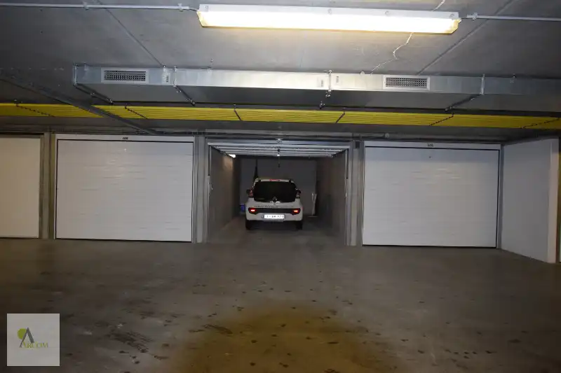 Garage te koop  !  Perfecte ruimte voor uw voertuig! foto 4