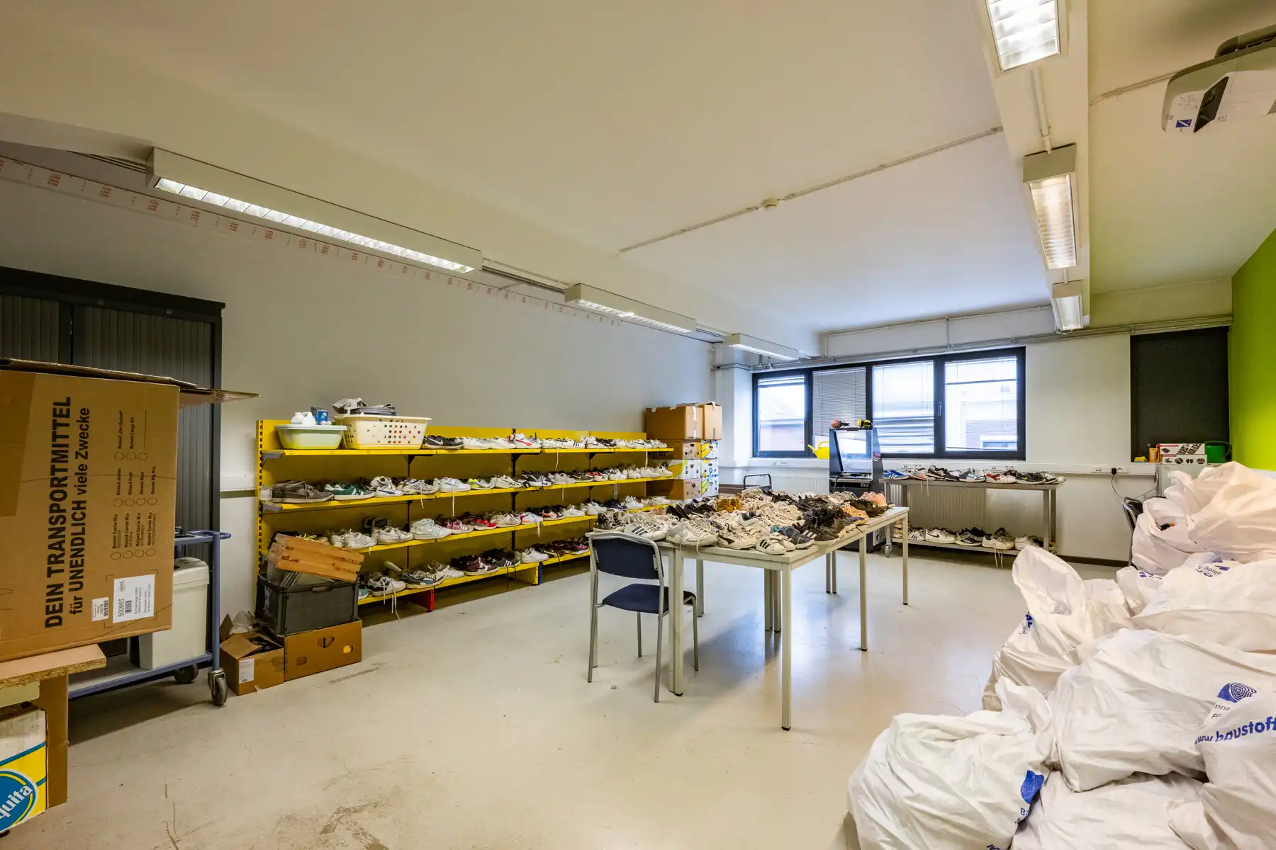 Ruim en veelzijdig bedrijfspand met parking en opslag foto 29