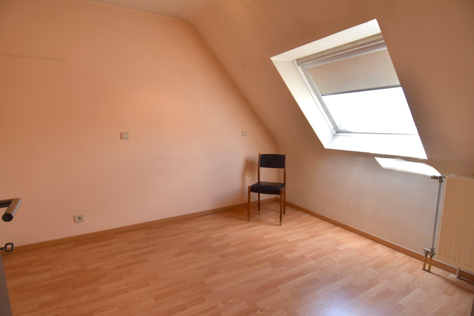 Lichtrijk 2-slaapkamerappartement met kelderberging te koop in het hart van Gullegem foto 8