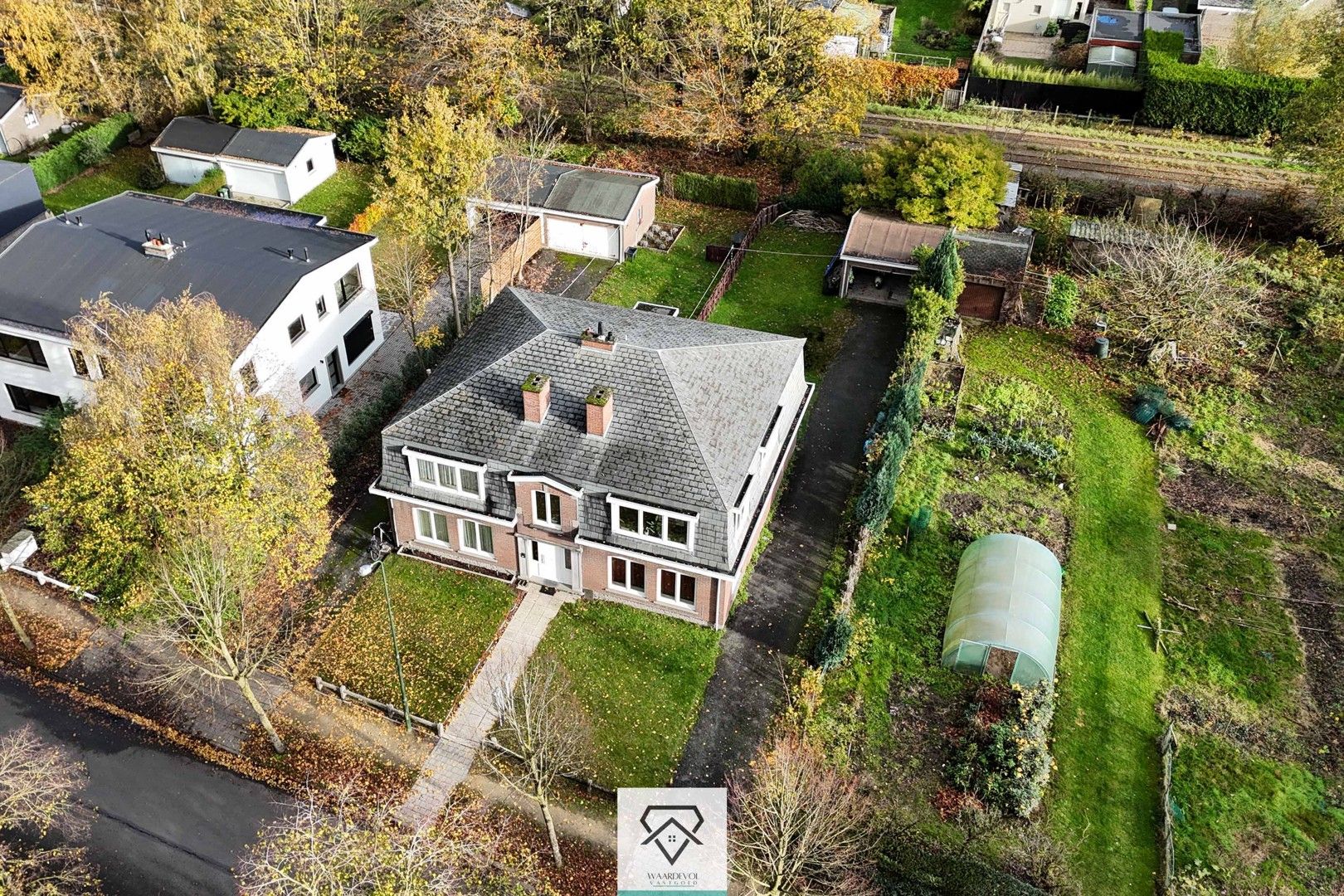 Opbrengsteigendom met 4 appartementen en 2 dubbele garageboxen te koop foto 3