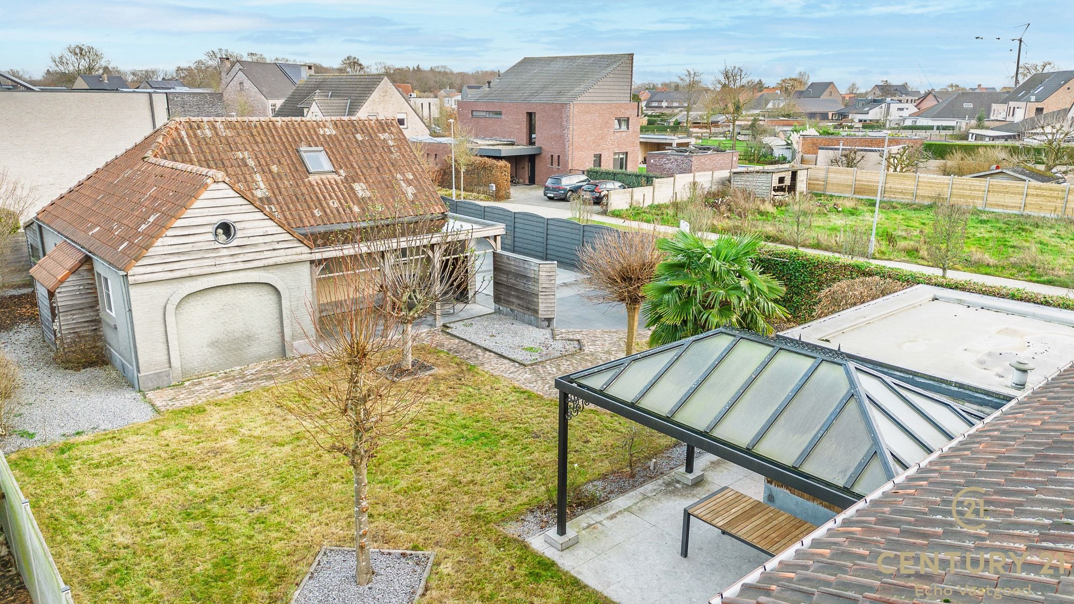 Stijlvolle vrijstaande woning met zwembad, poolhouse en tuin foto 23