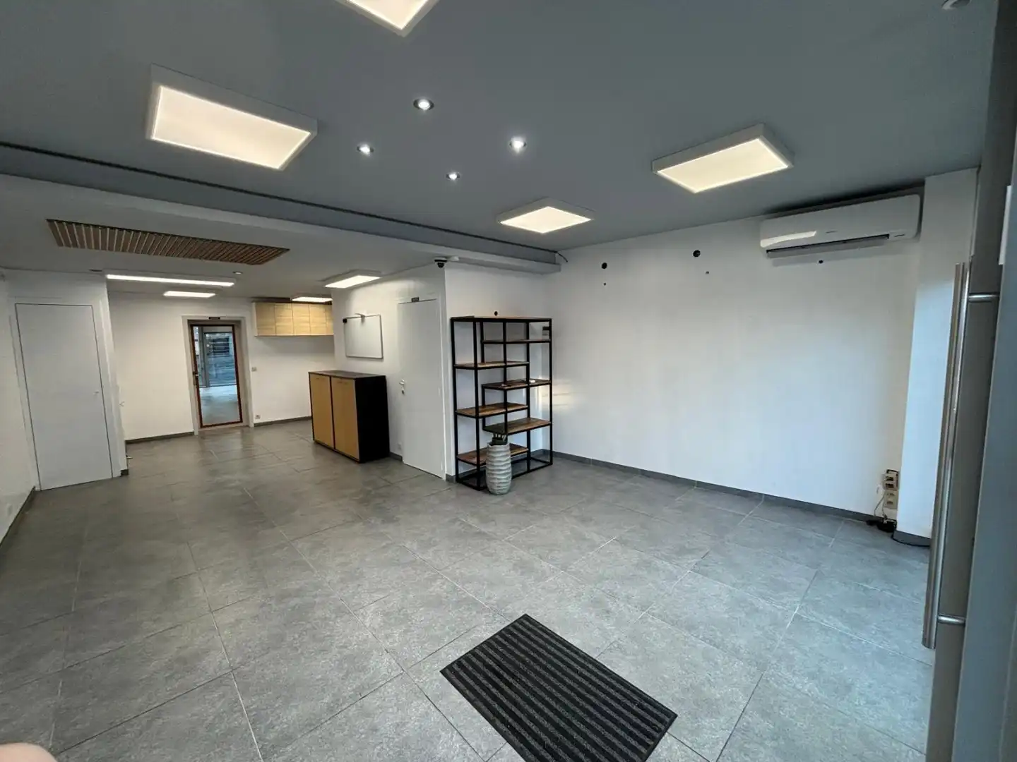 Polyvalante ruimte te huur op topligging in Sijsele! foto 2