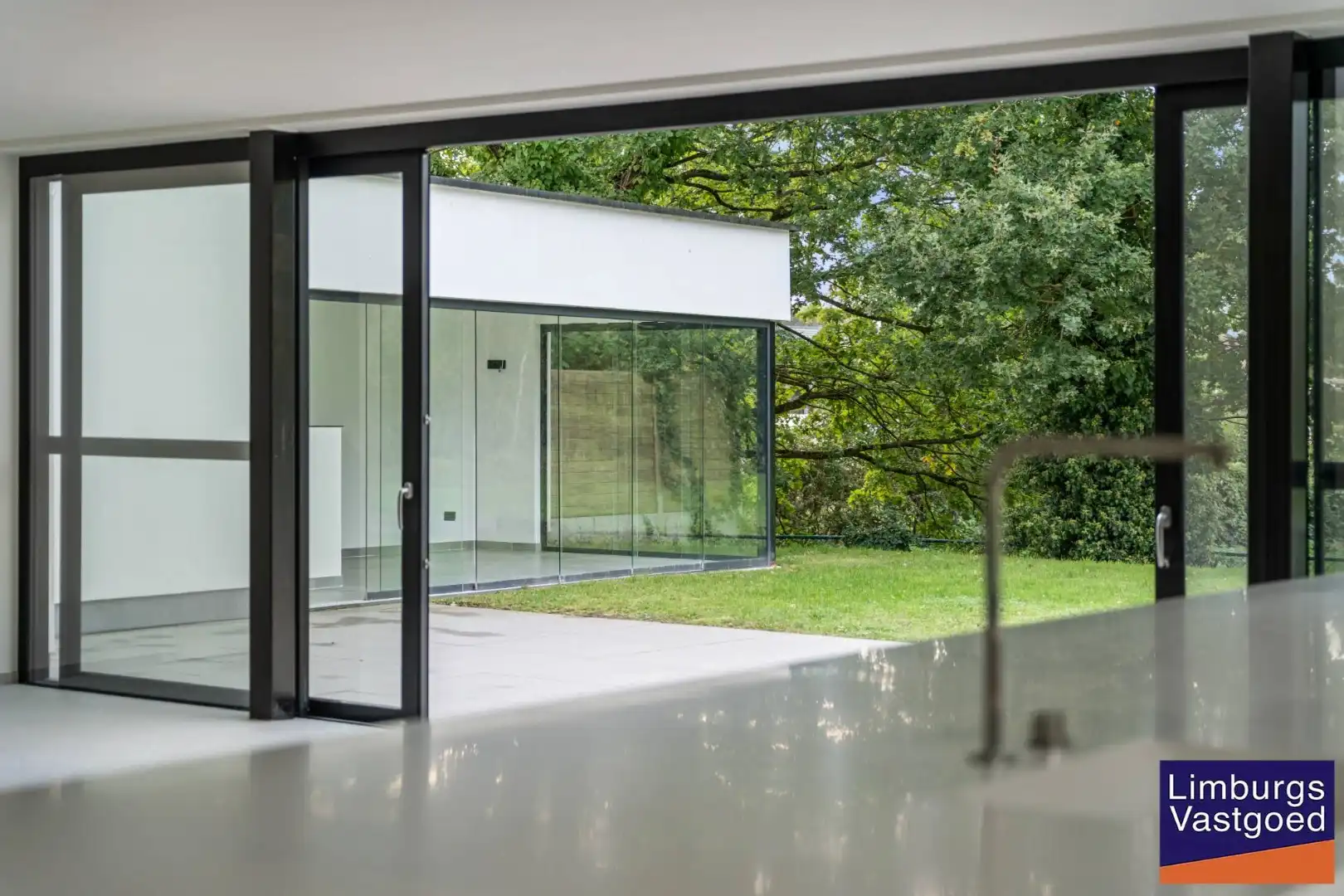 Exclusieve woning met praktijkruimte en zicht op weilanden foto 9