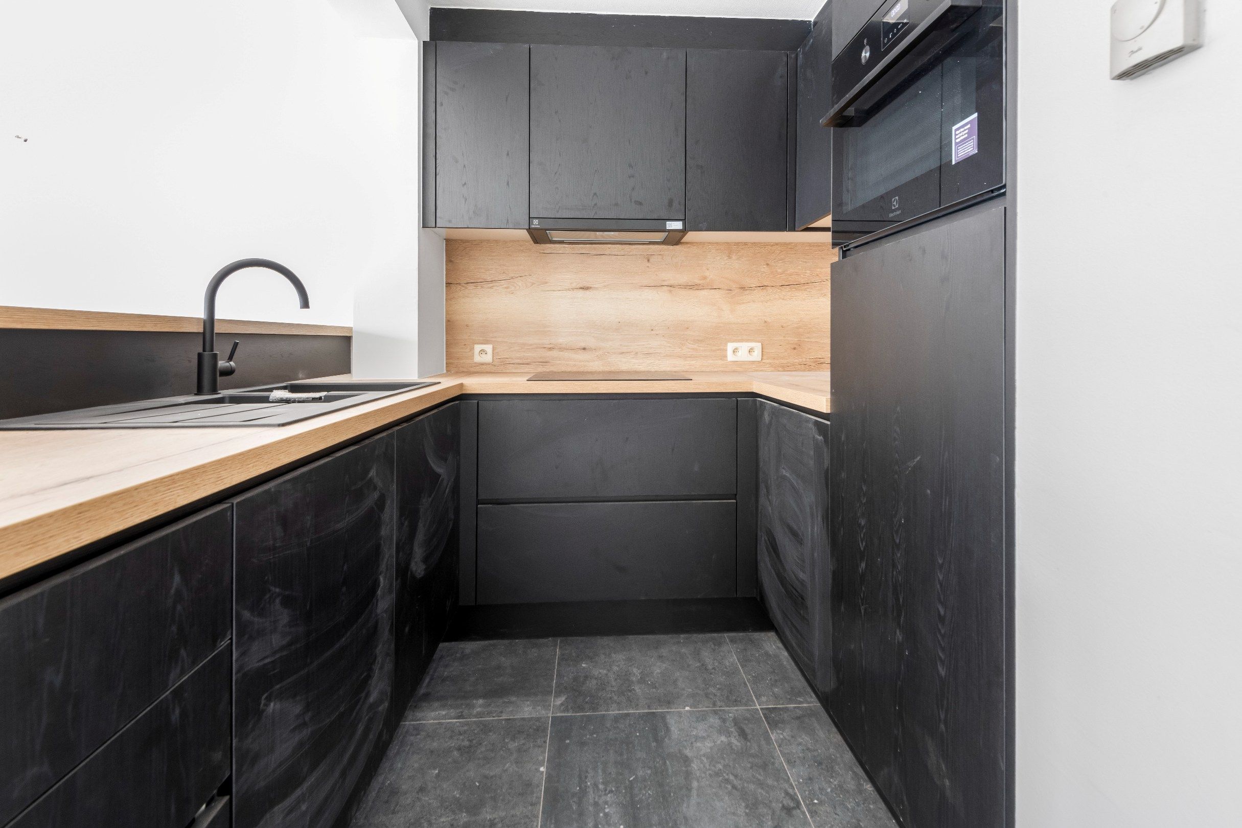 Gezellig appartement in een kleine residentie centraal gelegen vlakbij de winkels van de Lippenslaan. foto 6