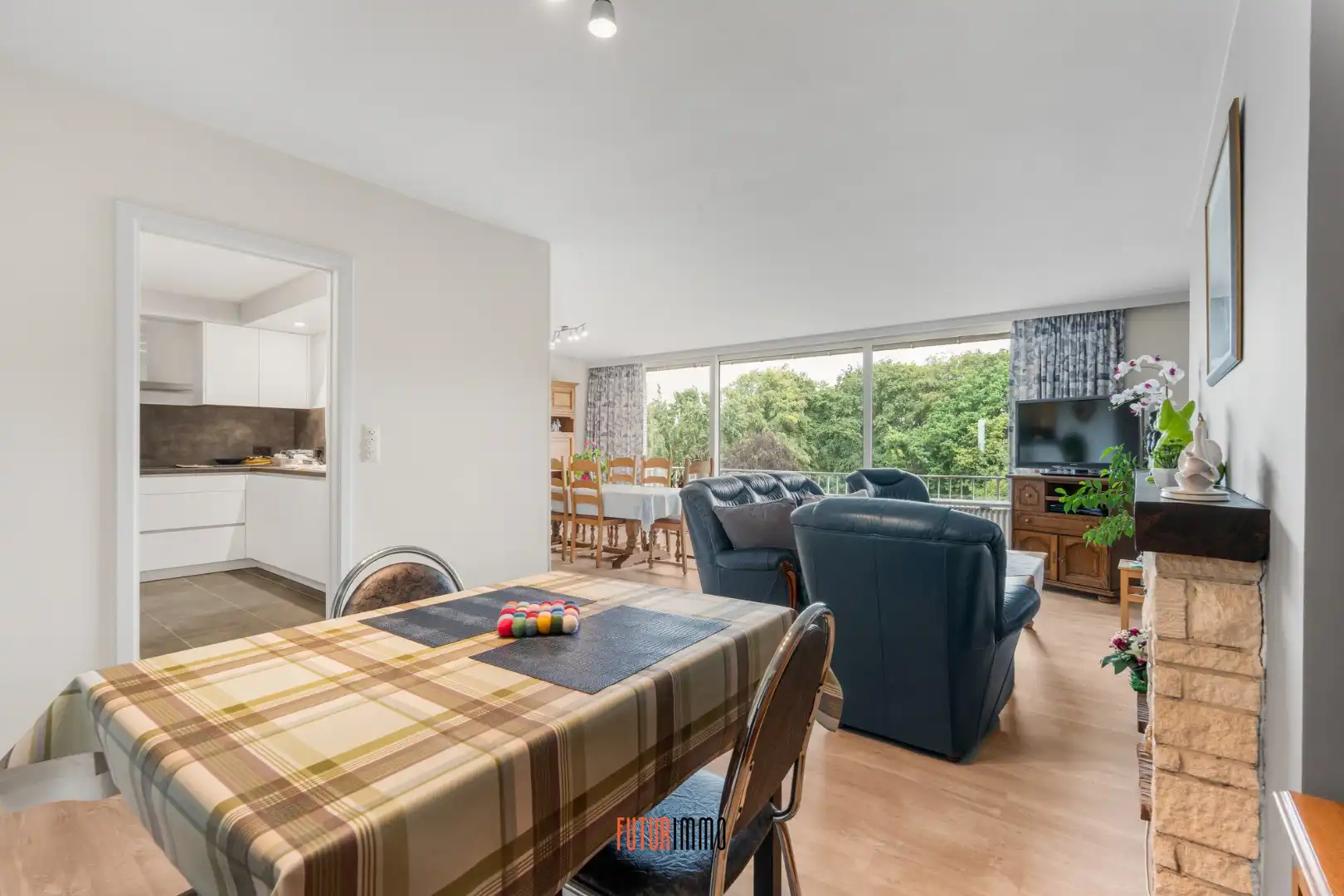 Ruim, lichtrijk & instapklaar appartement te Sint-Michiels foto 4