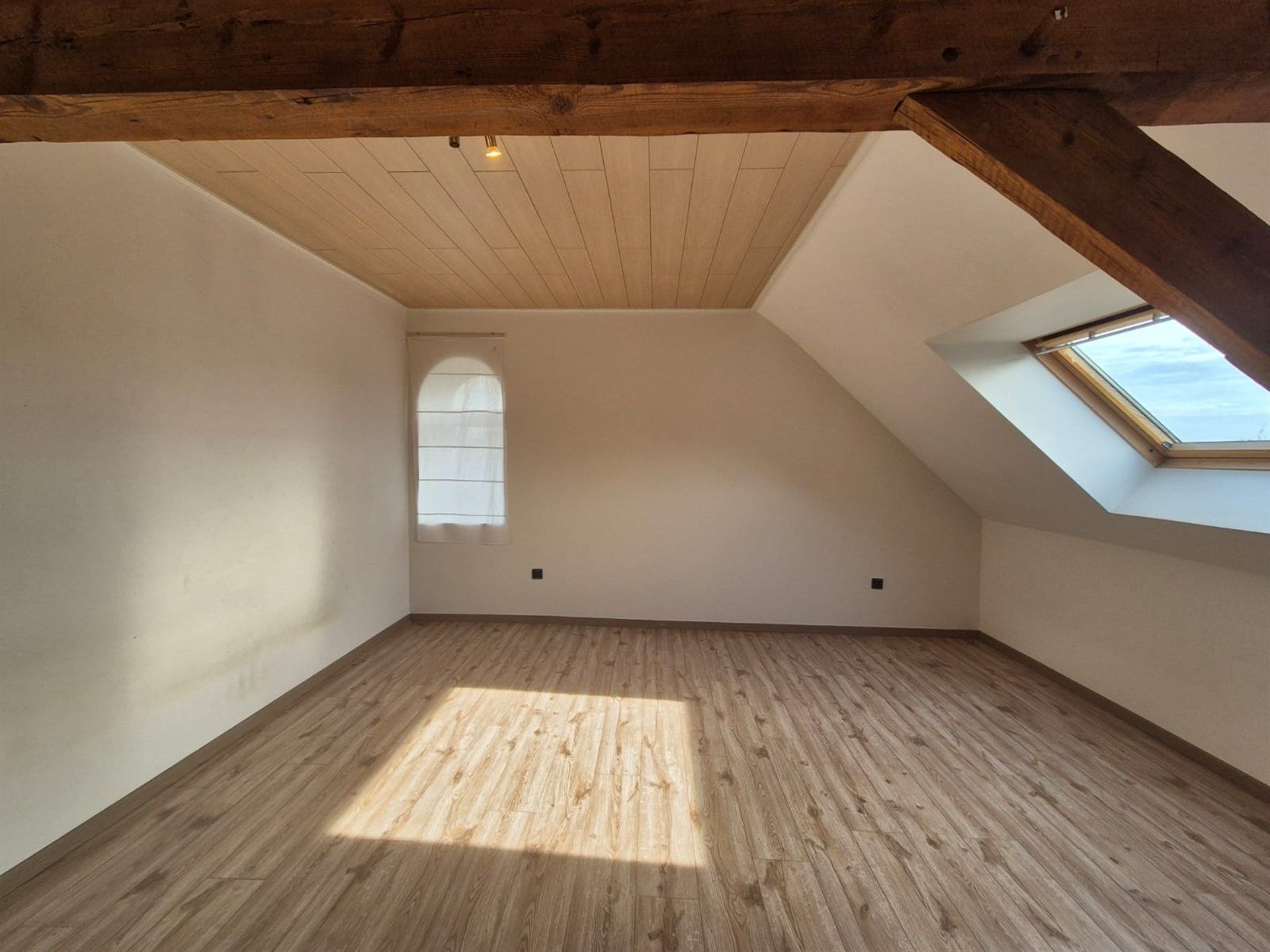Zeer centraal en rustig gelegen, zeer ruim duplexappartement op de eerste verdieping met privéparking voor 2 wagens. foto 15