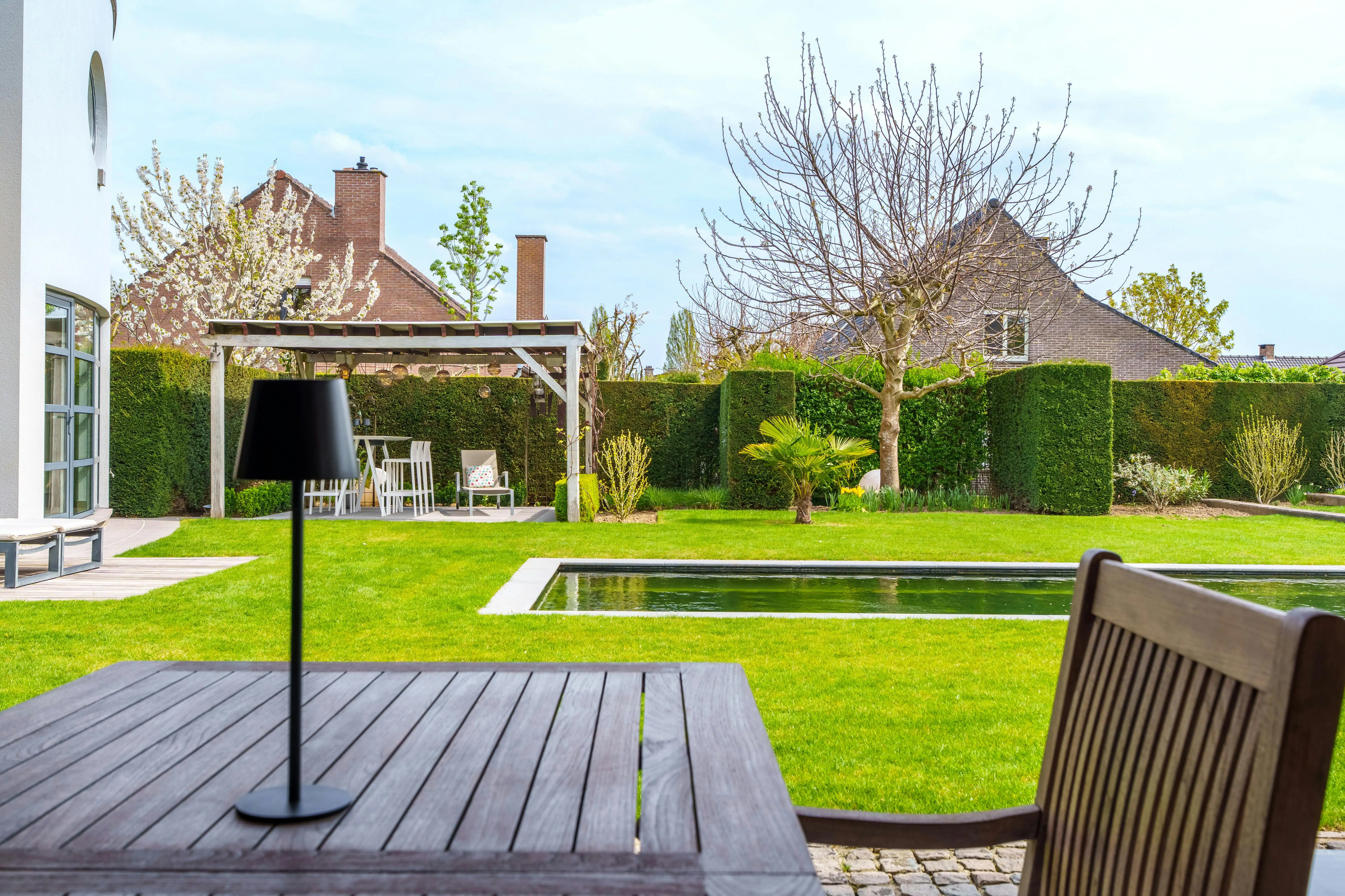 Villa op 2300 m² en vier slaapkamers te koop in Heule! foto 3