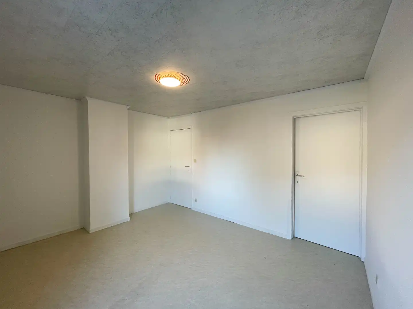 Gerenoveerde woning met 2 slaapkamers, terras, garage & staanplaats te Roeselare! foto 15