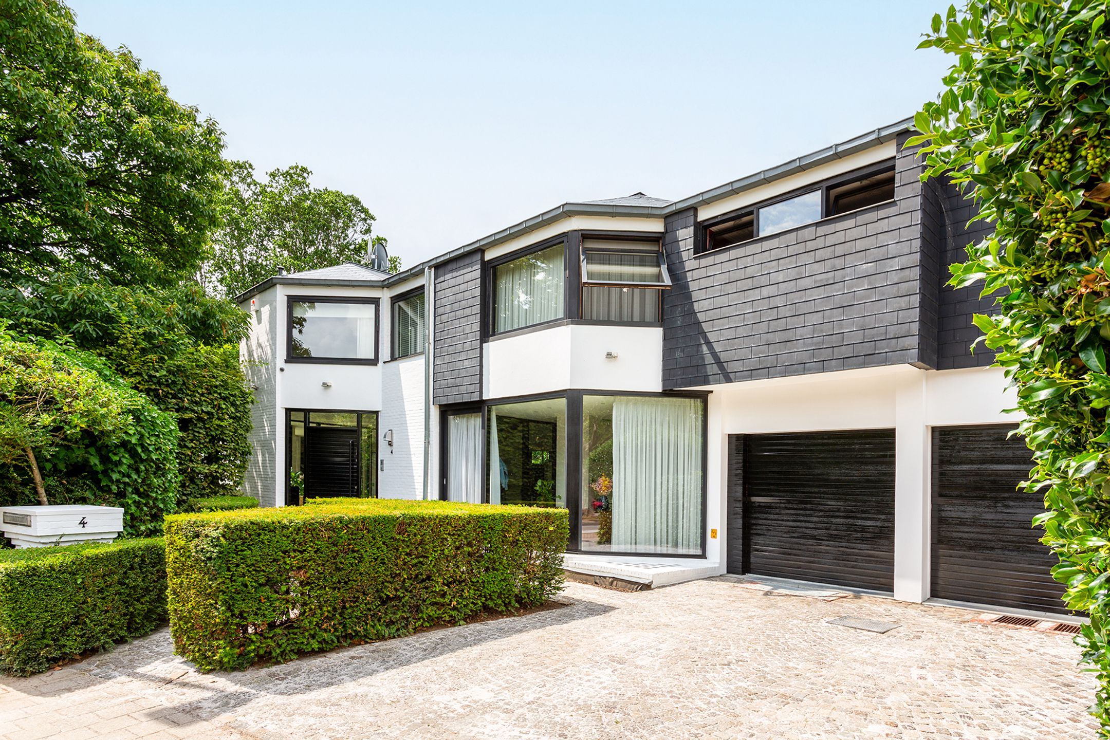 Topgelegen architectenwoning met ruim tuin en binnenzwembad. foto 3