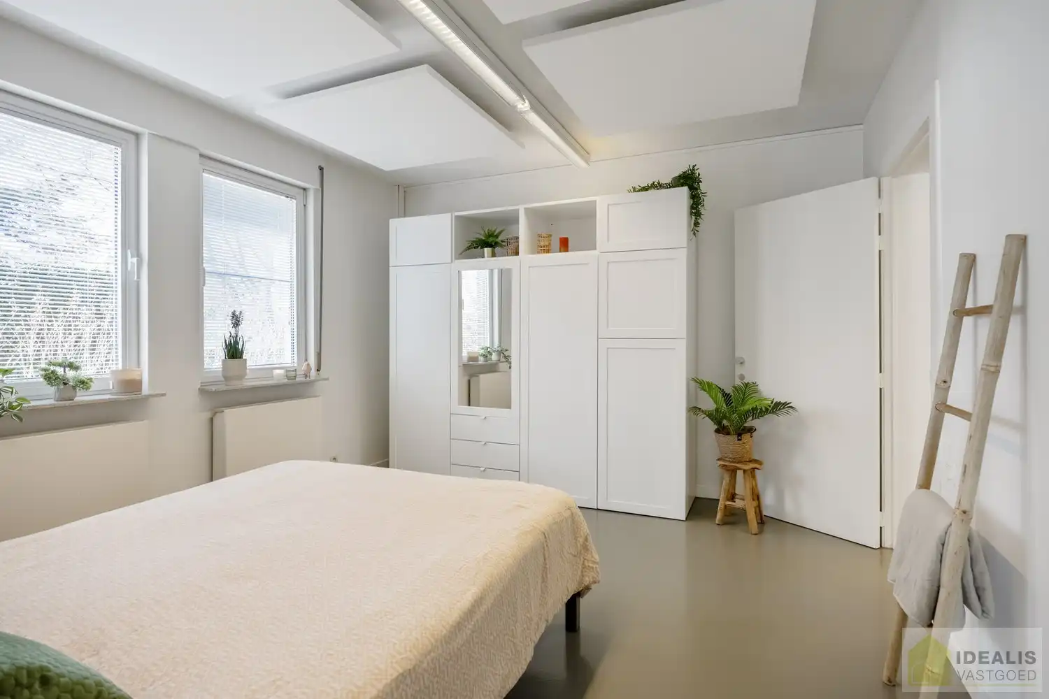 STATIG, STRAK EN UITERST RUIM COMPLEX MET HOOGSTAANDE AFWERKING EN OOG VOOR DETAIL. MOMENTEEL VOORZIEN VAN 3 SLAAPKAMERS, RIANTE LEEFRUIMTES ÉN UNIEKE LANDSCAPE KANTOORRUIMTES OP RESIDENTIËLE DOCH GUNSTIGE LOCATIE!! Dit exclusieve complex omvat maar liefst +-400m² netto bewoonbare oppervlakte! Kenmerkend aan dit statige pand is de unieke voorgevel die bezet is met keramische kunst van Pieter Stockmans. Gelegen op een residentiële locatie in een rustige woonstraat doch op enkele minuten van het centrum van Genk! foto 28