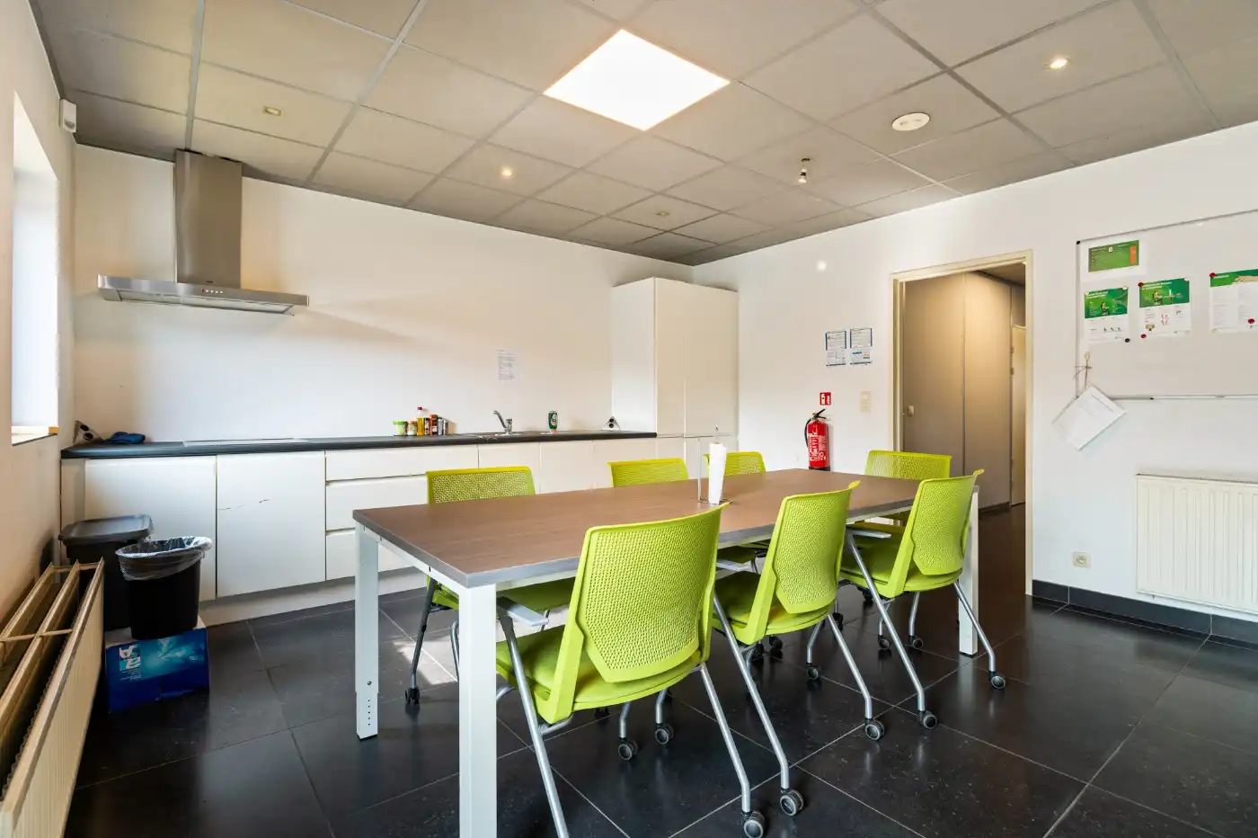 Ruime, volledig ingerichte kantoorruimte van 200 m² in hartje Stabroek foto 7