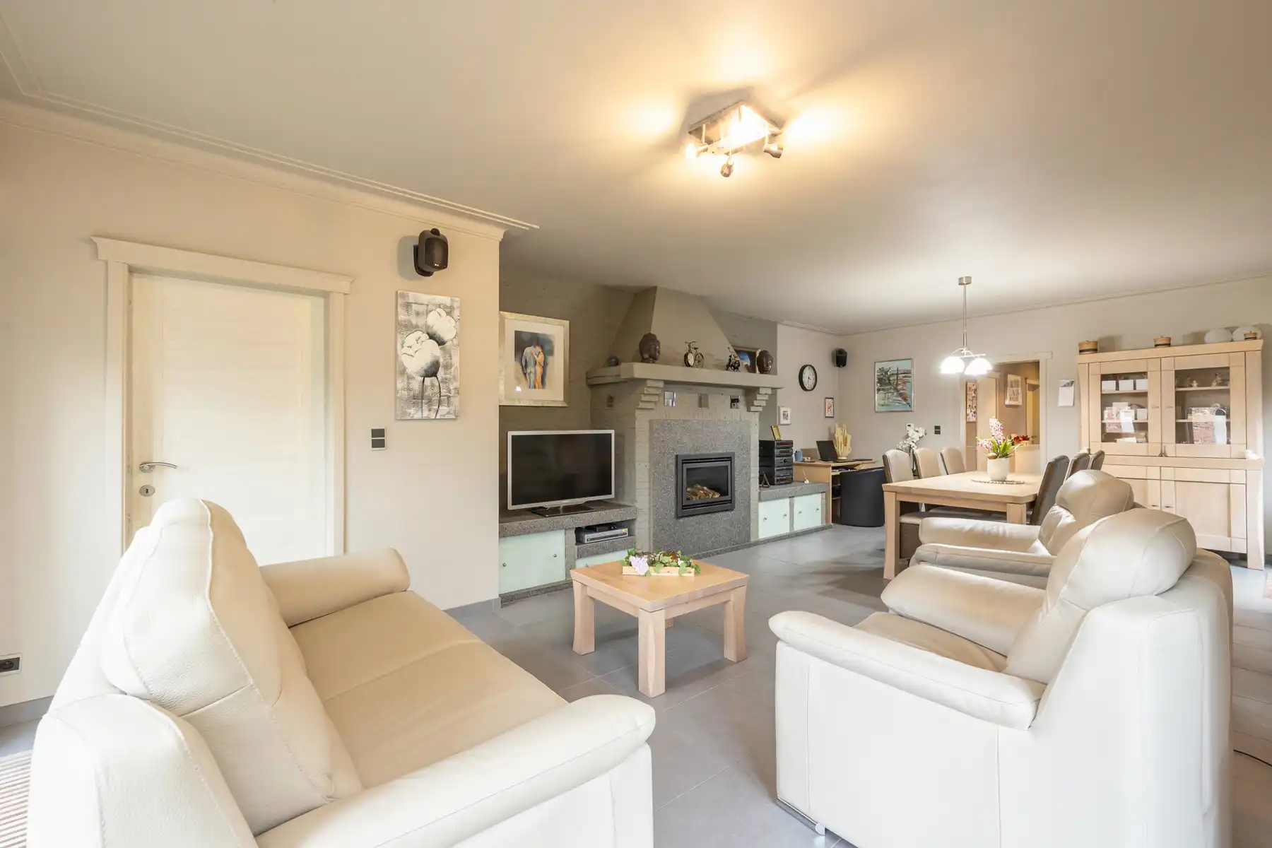 Gedeeltelijk gerenoveerde laagbouwwoning op perceel van ca. 1.516m². foto 4