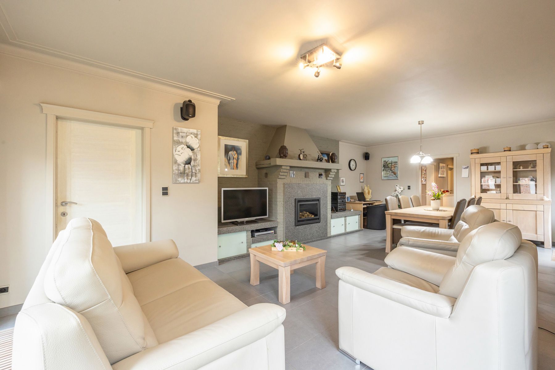 Gedeeltelijk gerenoveerde laagbouwwoning op perceel van ca. 1.516m². foto 4