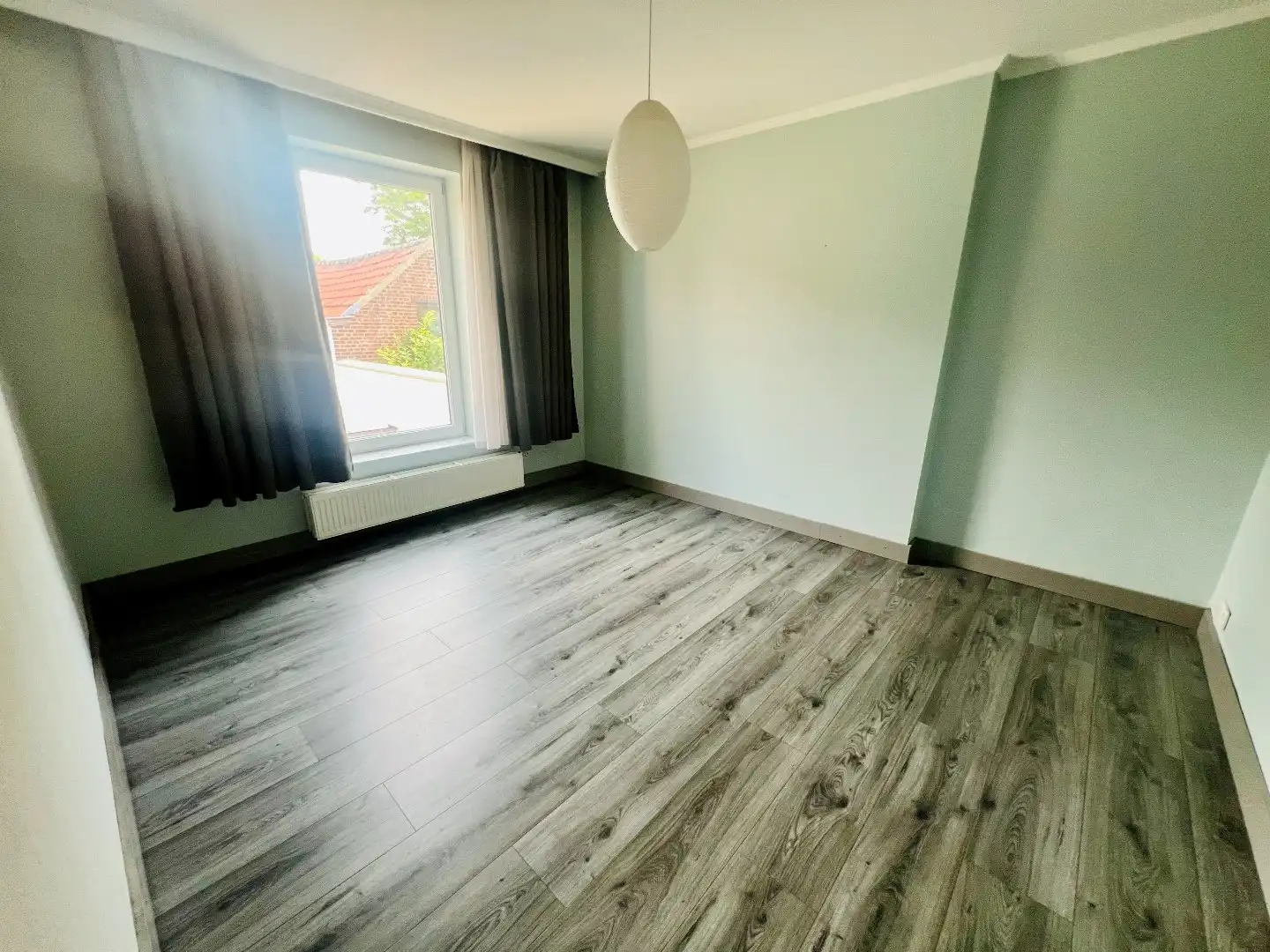 Gerenoveerde rijwoning met 2 slpks, poyvalente zolderruimte, terras en autostaanplaats foto 8