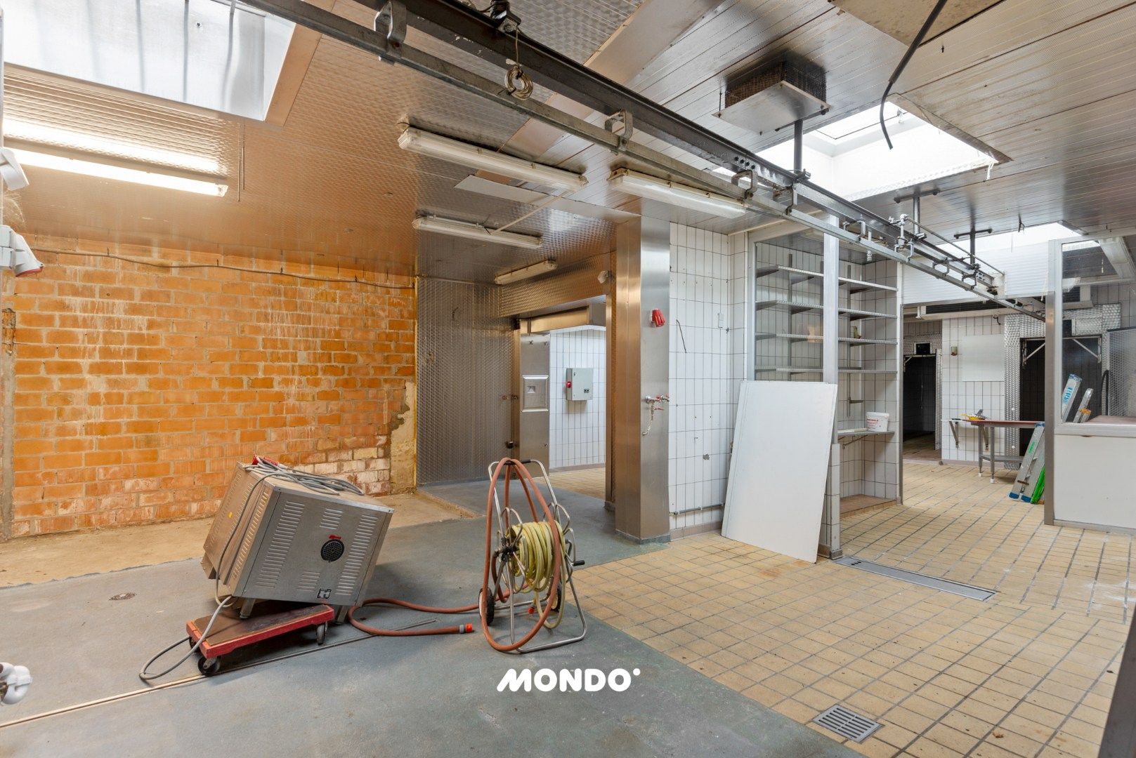 Veelzijdig handelspand met duplex in hartje Willebroek — uitstekende commerciële ligging. foto 12