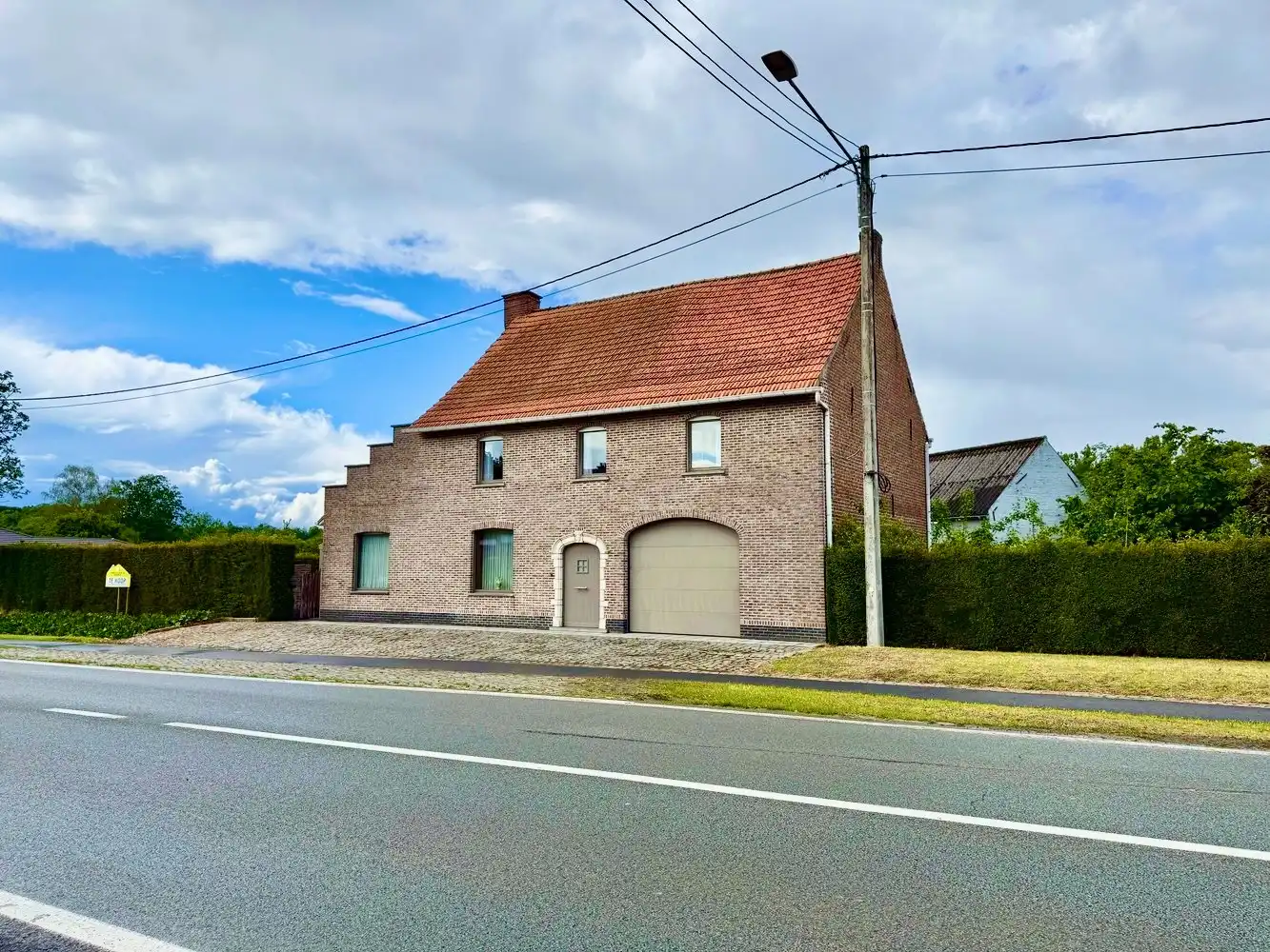 Veelzijdige woning met ruime opslagmogelijkheden te koop! foto 2