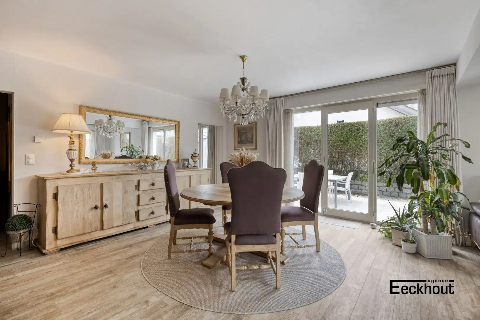 Gerenoveerd appartement met uitzonderlijk groot terras en inpandige garage! foto 3