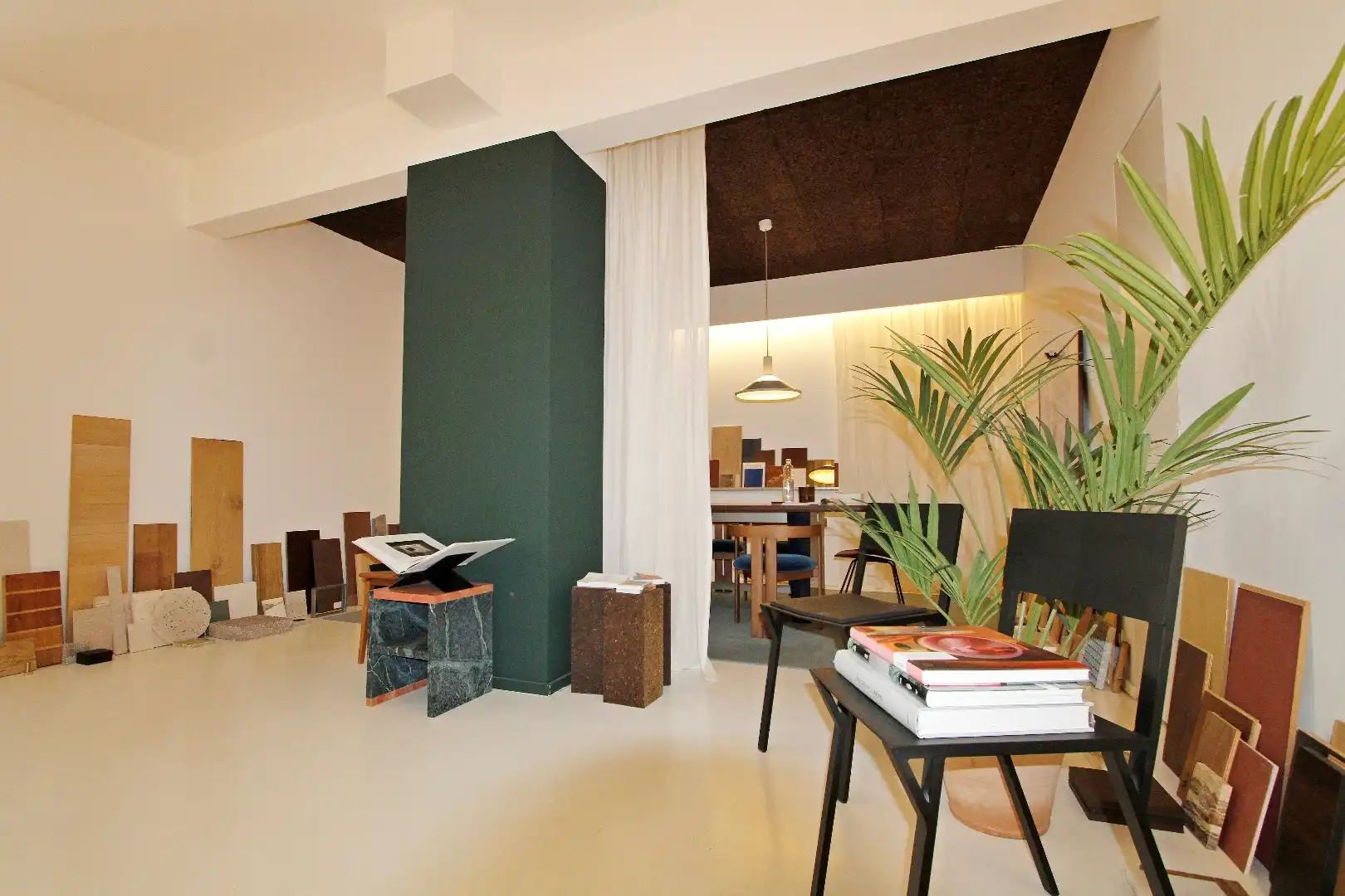 Ingericht en gemeubeld handelspand in een zijstraat van de Dumortierlaan te koop foto 3