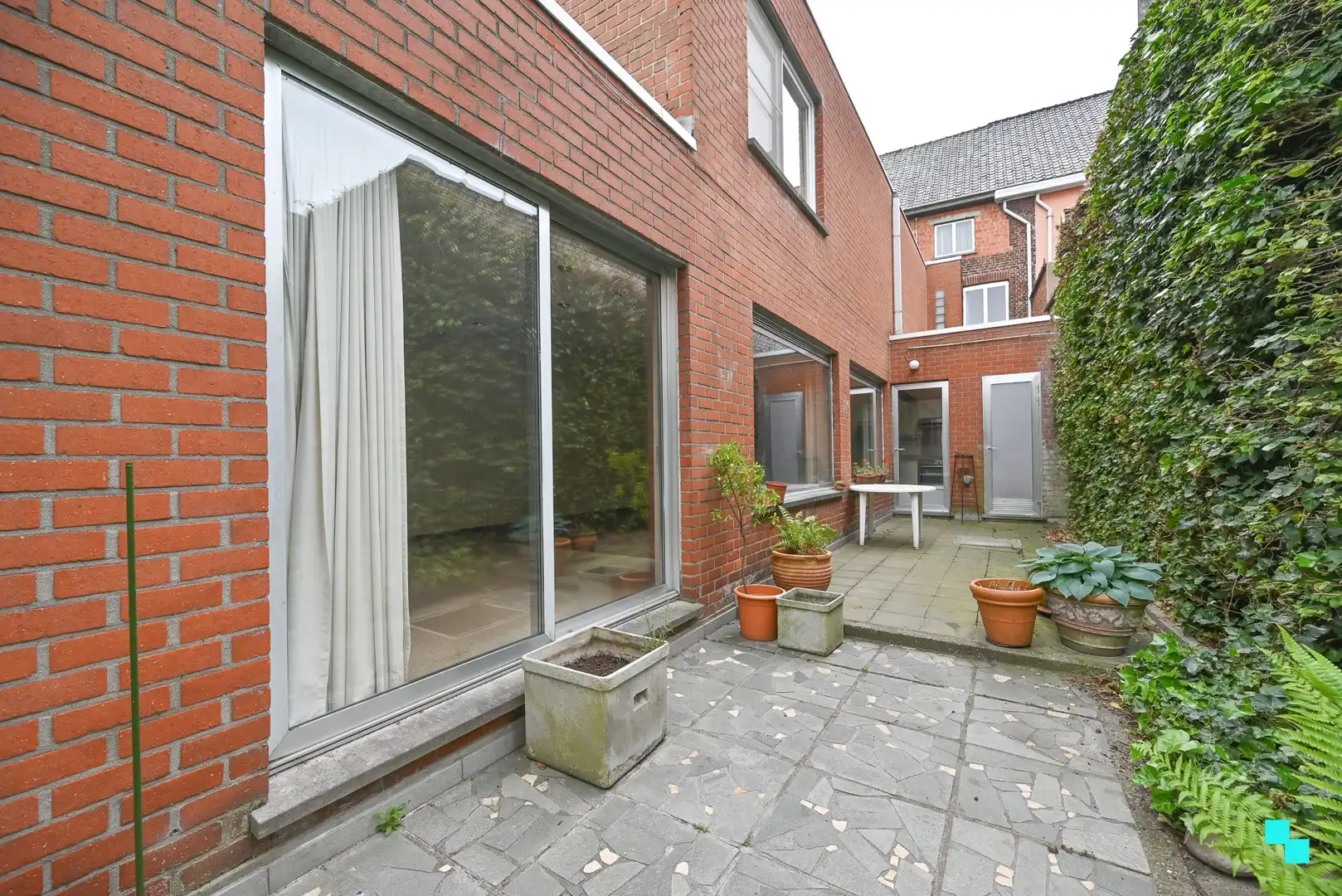 Centraal gelegen handelsruimte met bijhorende woonst en leuke stadstuin te Izegem foto 13