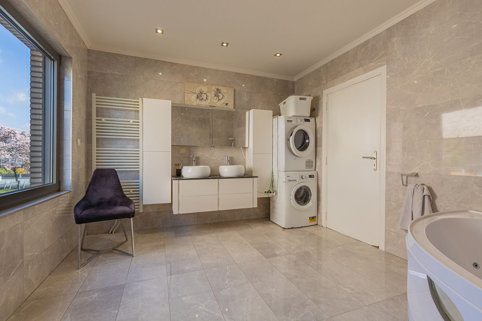 Gerenoveerde villa met 5 slpk, grote tuin, dubbele garage! foto 11