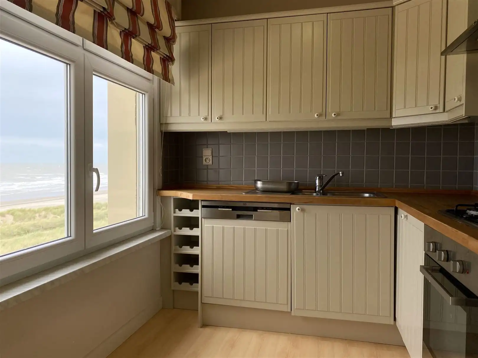 ongemeubeld appartement met frontaal zeezicht foto {{pictureIndex}}