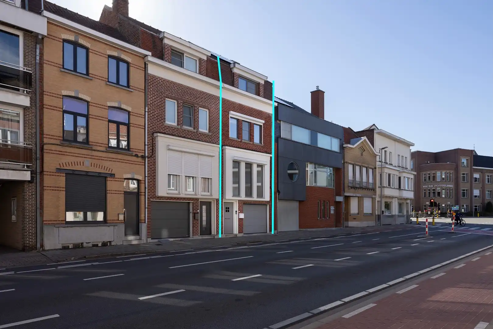 Ruime, energiezuinige burgerwoning met 2 garages. foto {{pictureIndex}}