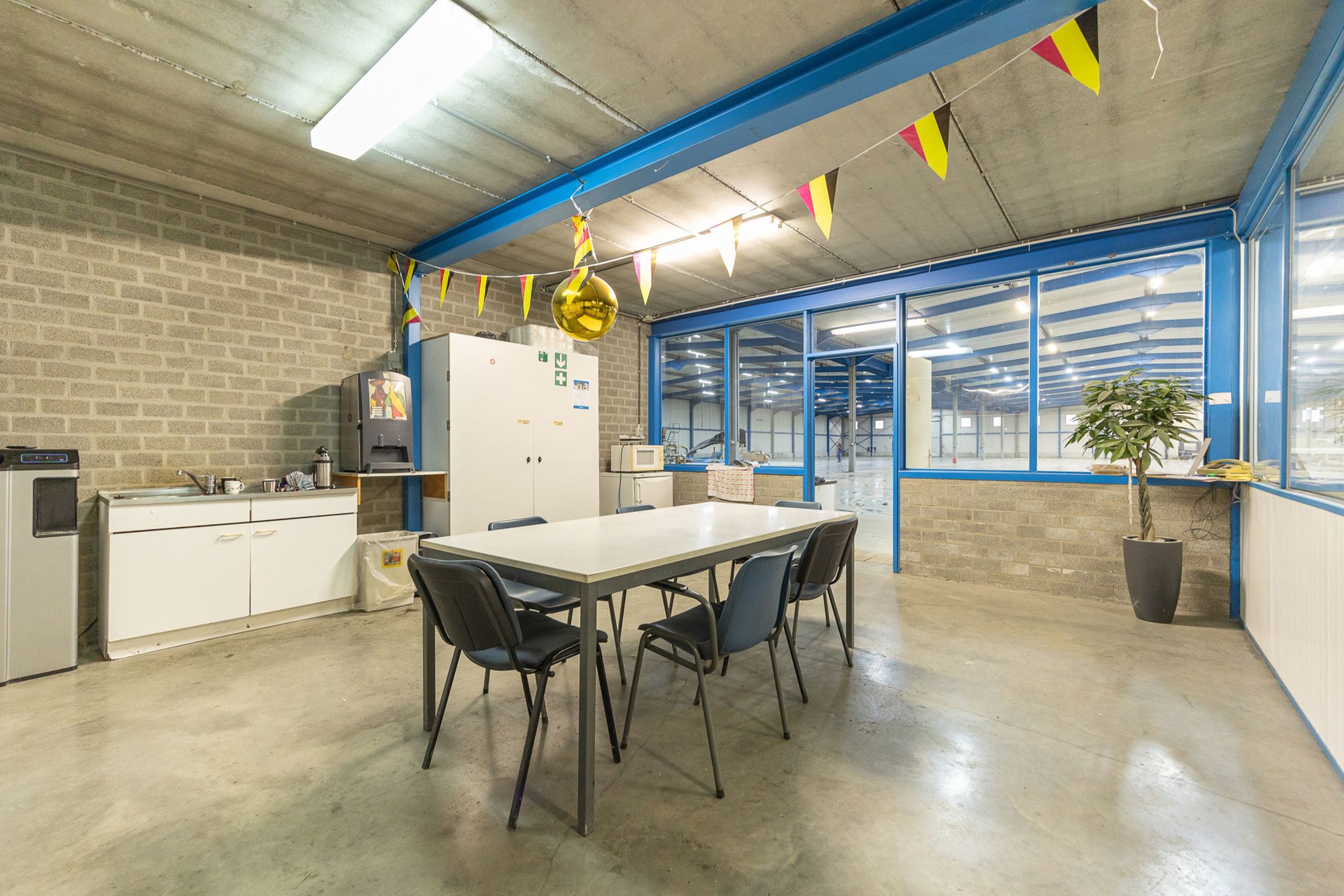 Magazijnen te huur met kantoor foto 14